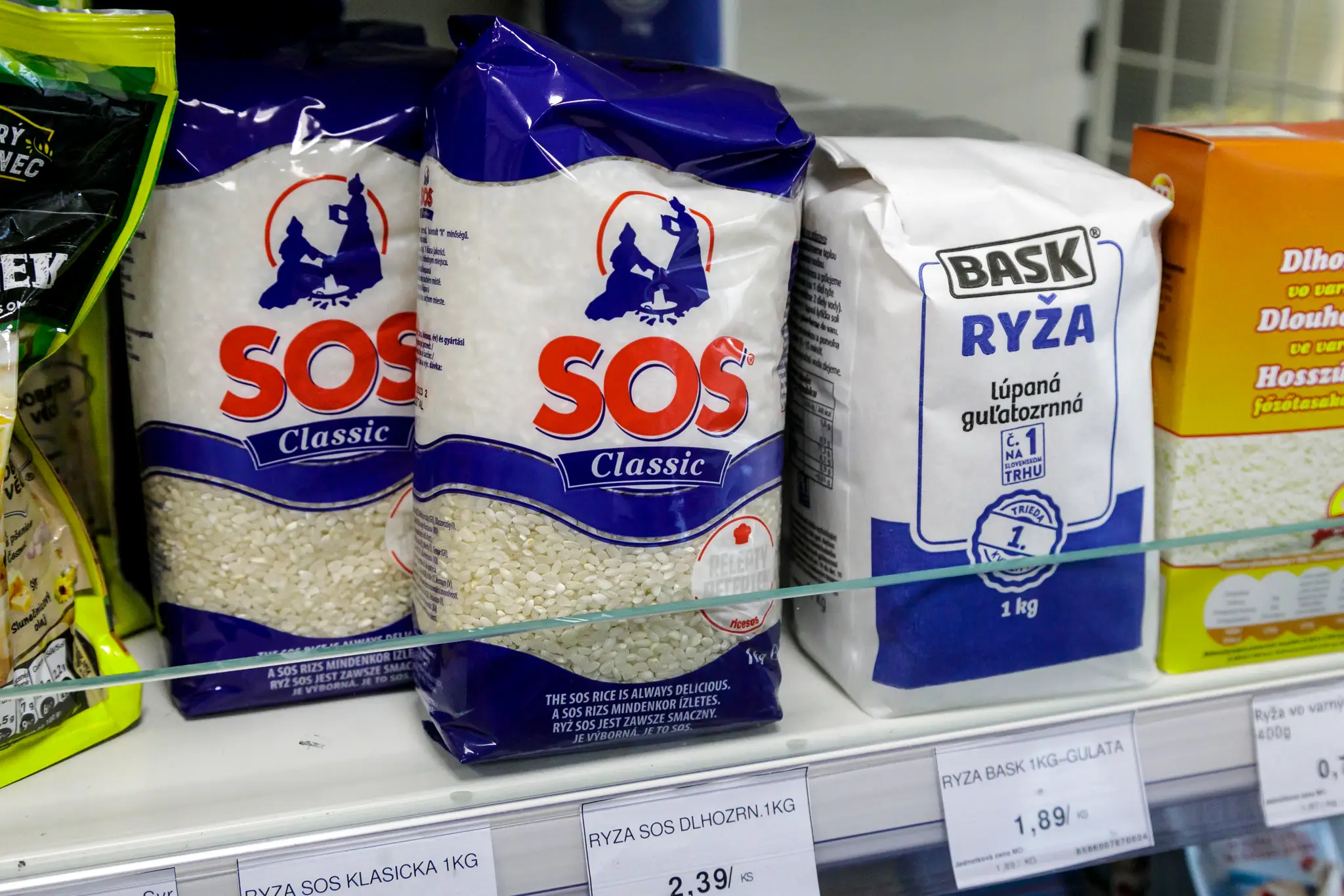 Ryža na pulte v obchode.