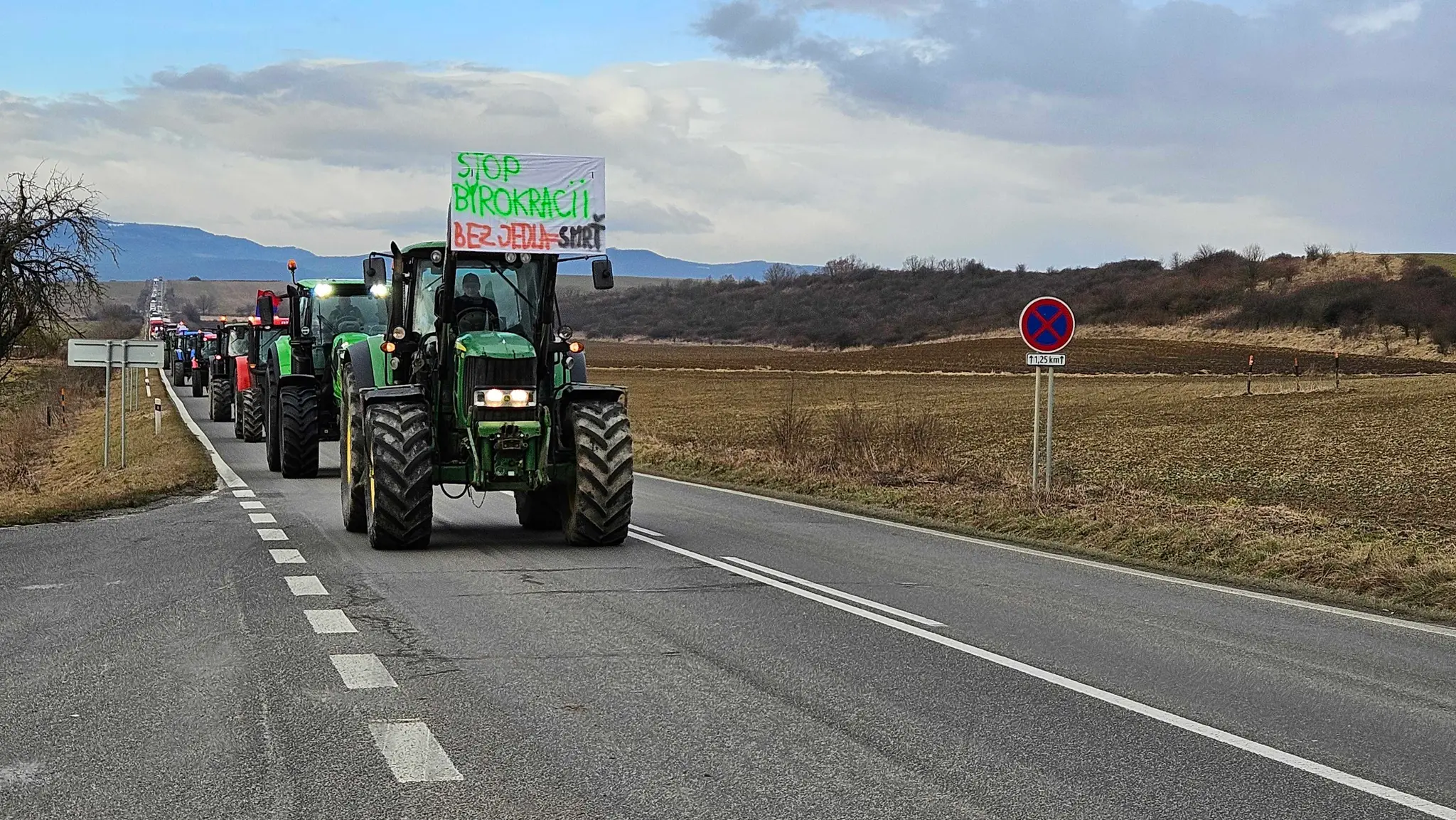 Farmári na východnom Slovensku podporili protestujúcich poľnohospodárov iných krajín Európskej únie.