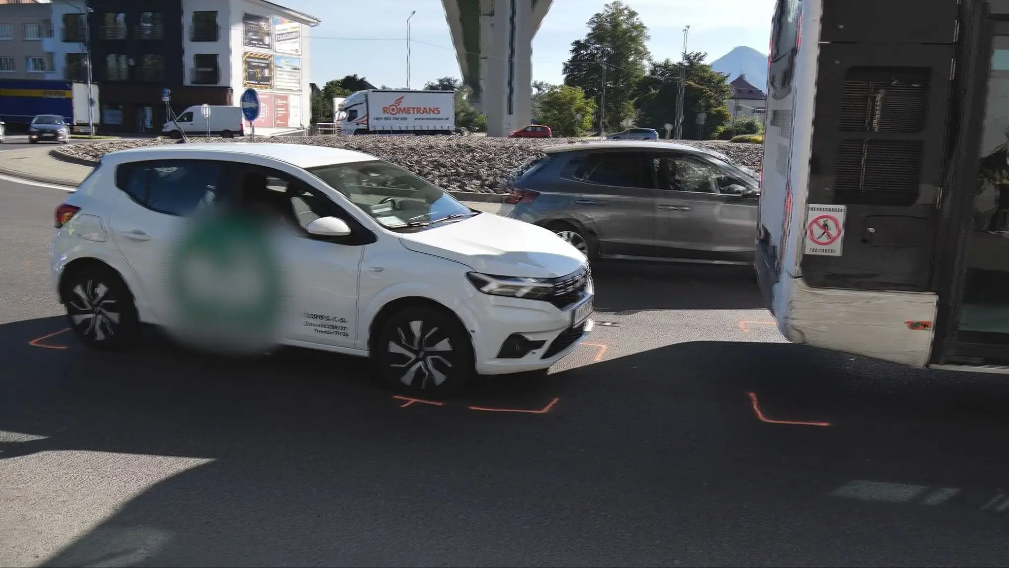 Opitá taxikárka vrazila do autobusu