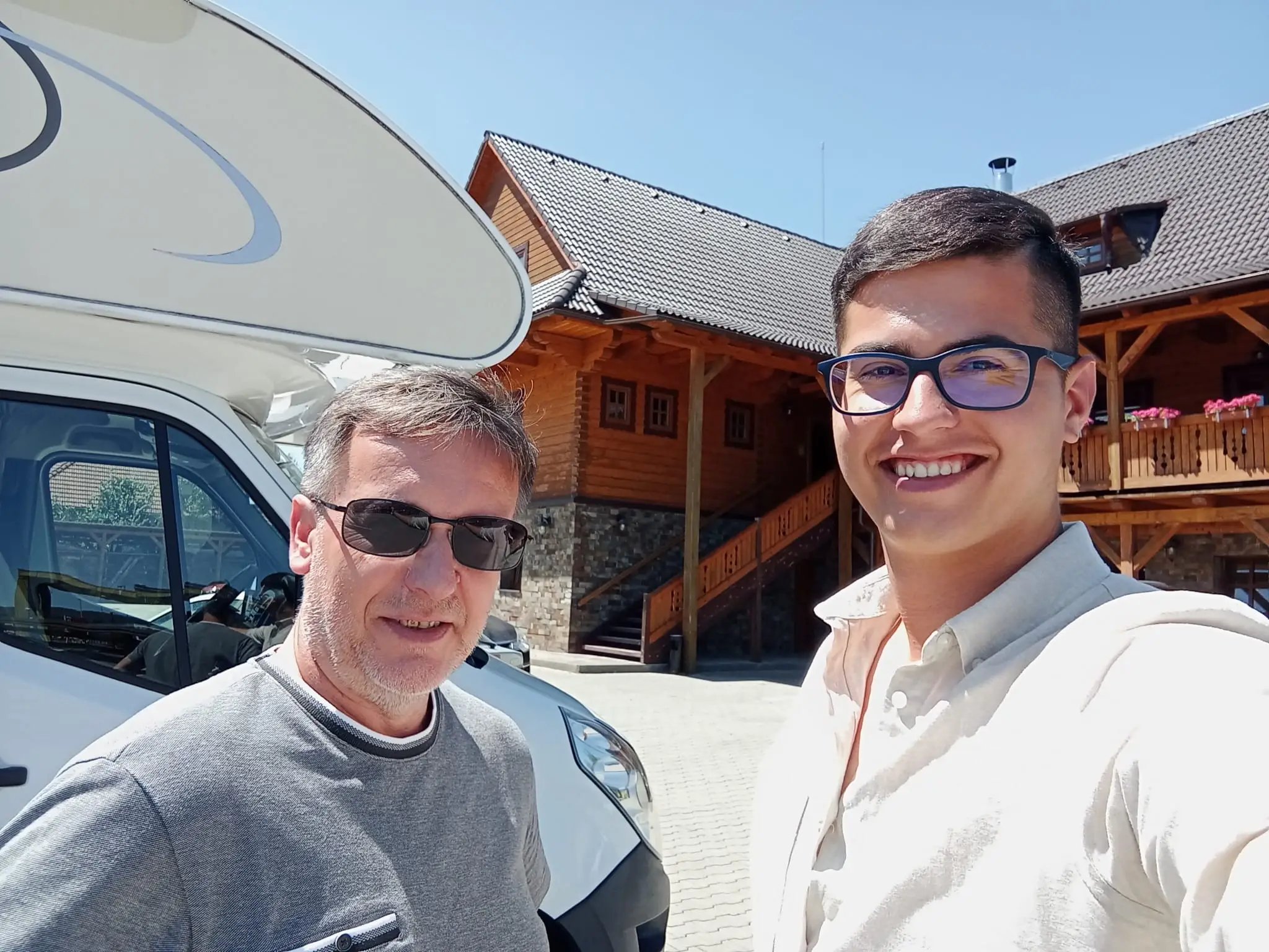 Redaktor Juraj Fazekaš a kameraman Oto Jordanov objavujú Slovensko karavanom