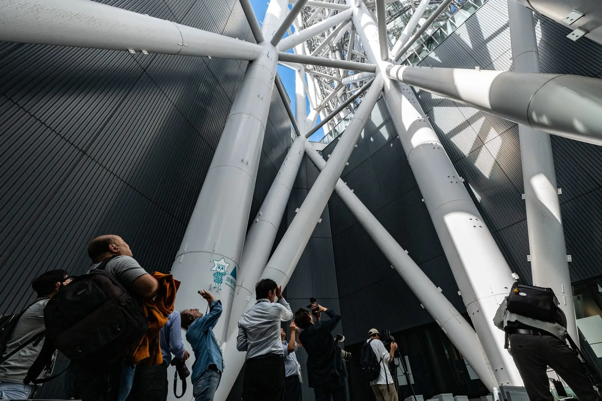 Na snímke ľudia v mrakodrape Tokyo Skytree.