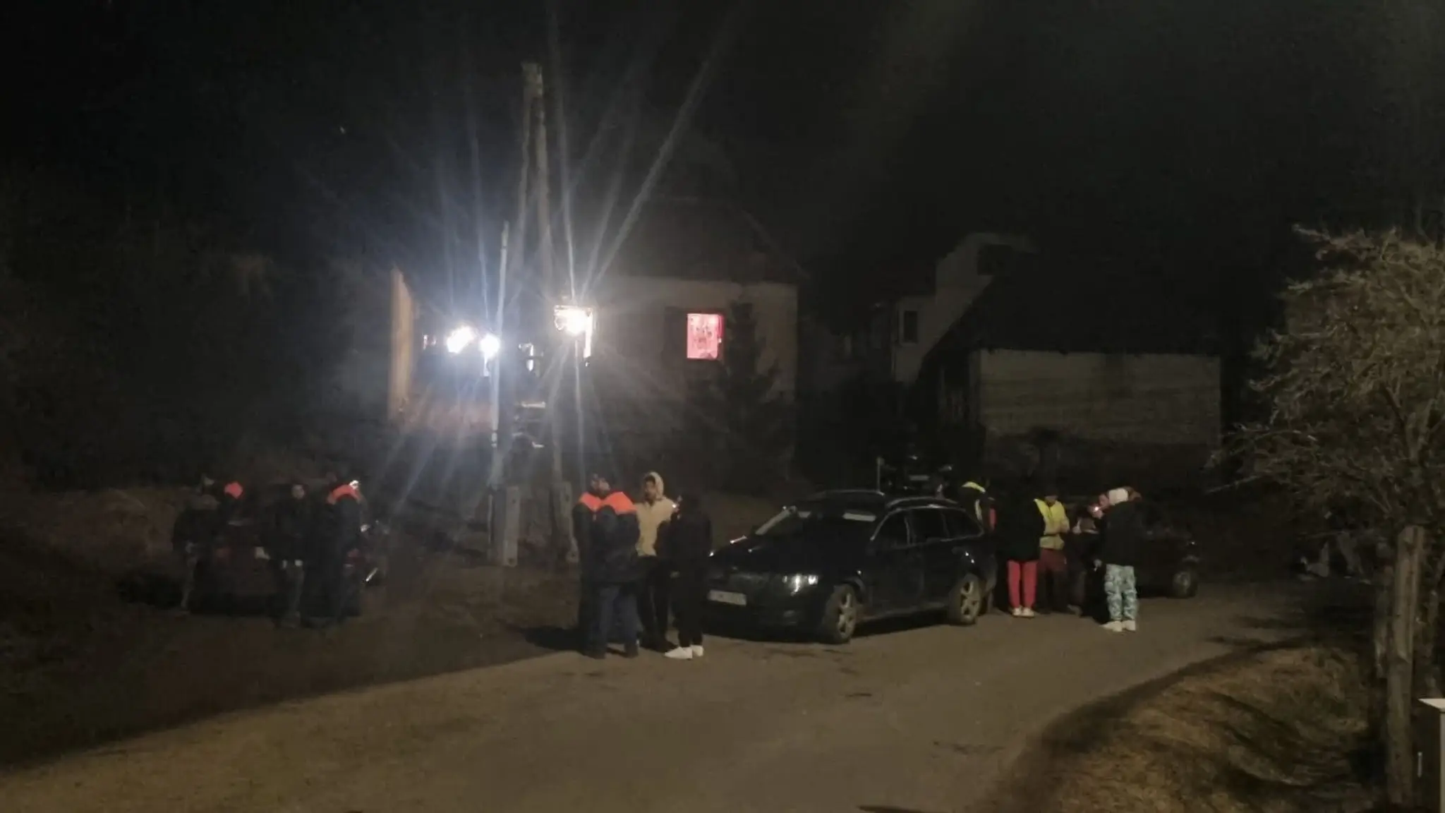 V obci sa pátralo po dvoch malých deťoch, ktoré odišli z domu. Pri jazere sa našli ich sánky