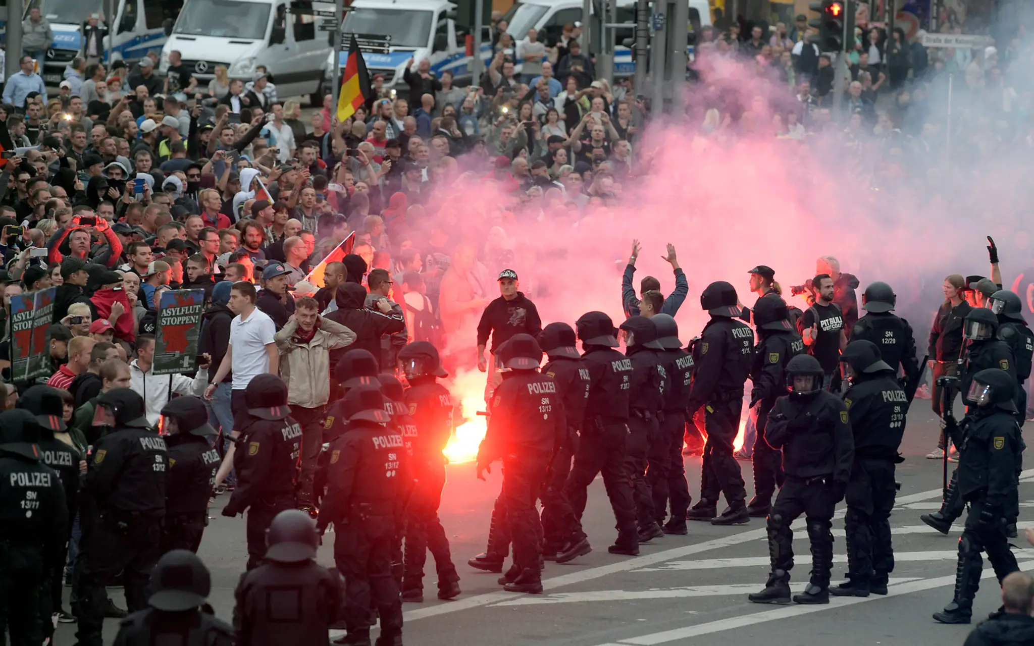 Polícia zasahuje proti pravicovým radikálom v Chemnitzi.