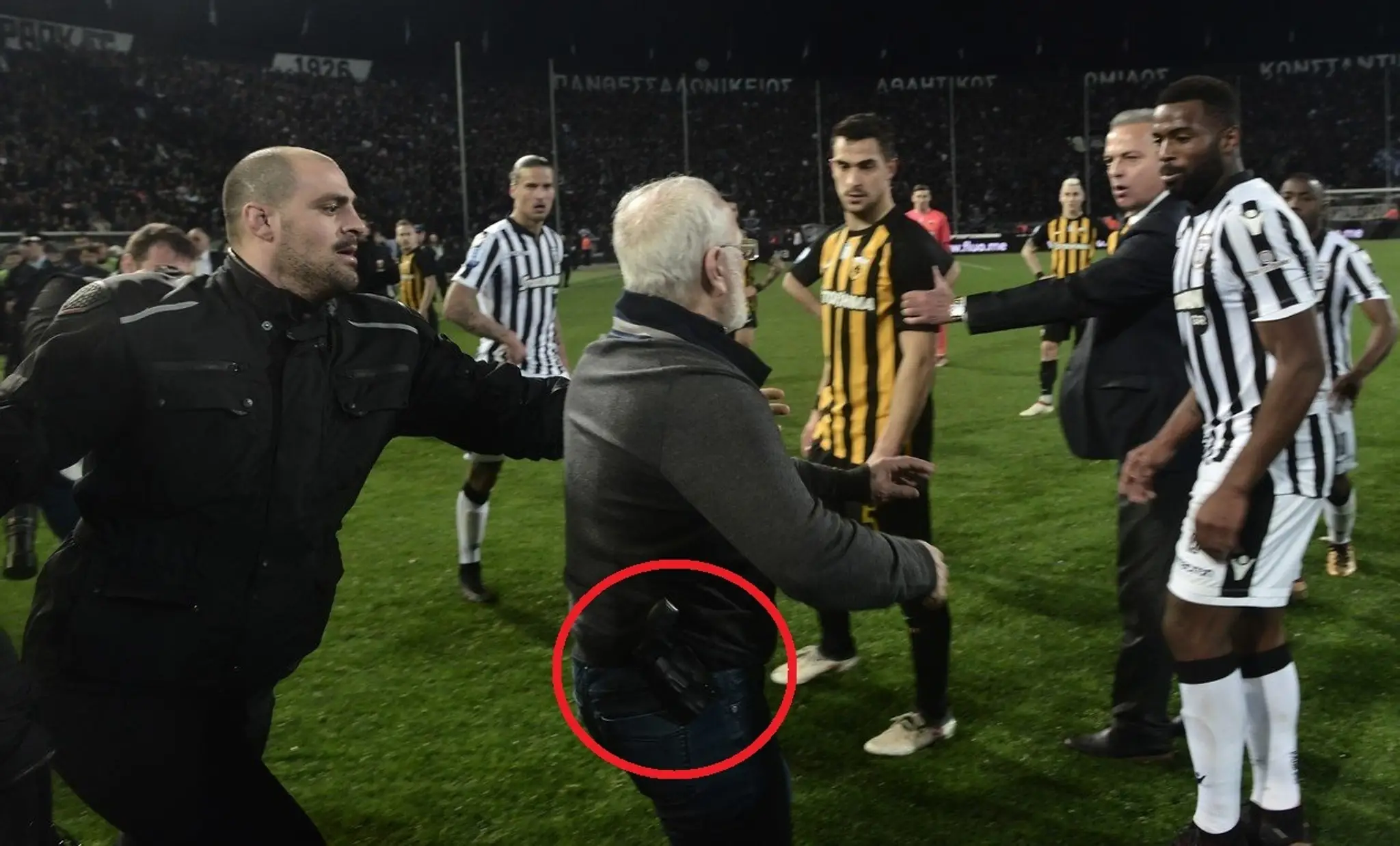 Na ihrisko vtrhli fanúšikovia i prezident PAOK-u Ivan Savvidis, ktorý mal mať pri sebe aj zbraň.