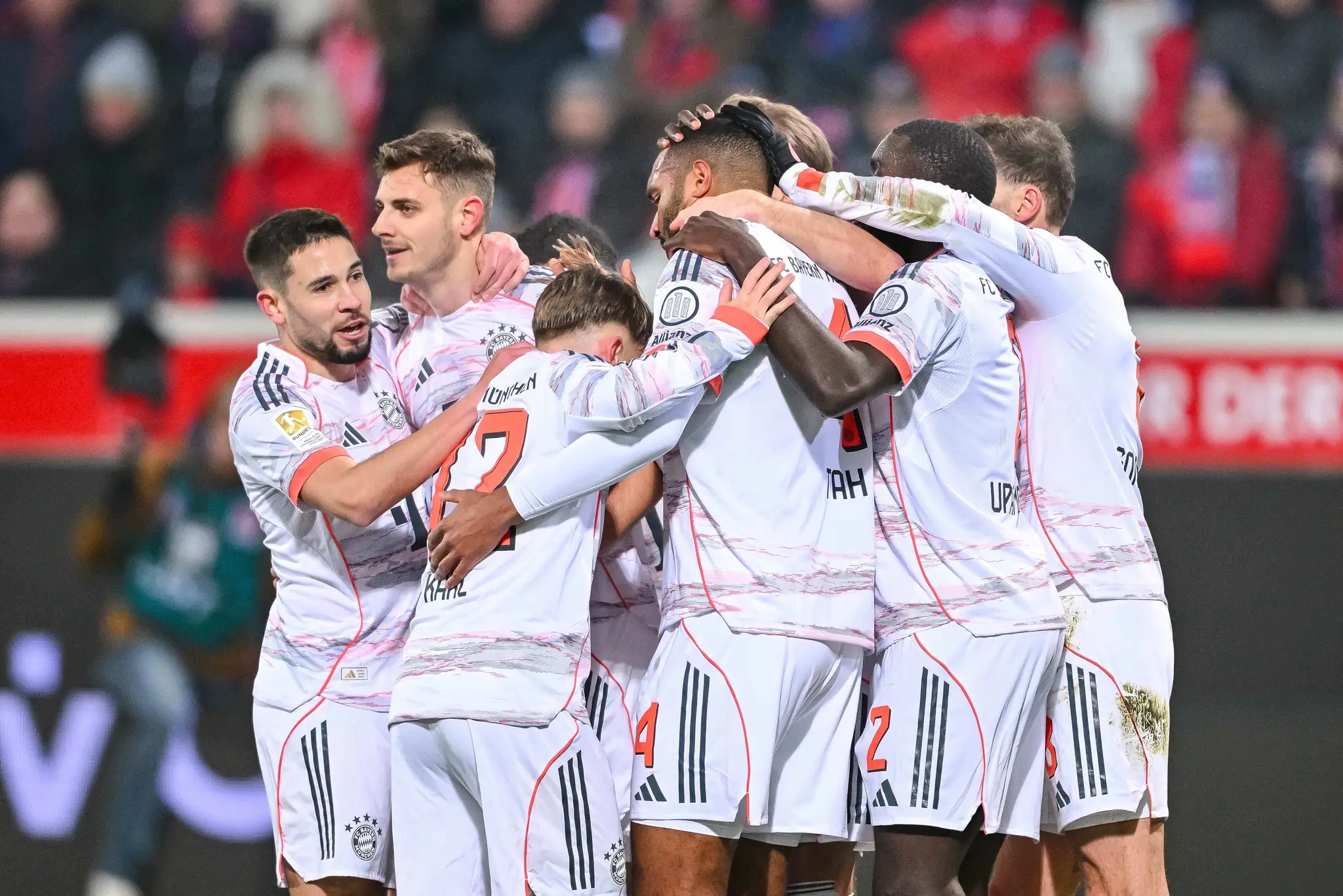 Futbalisti Bayernu Mníchov oslavujú gól.