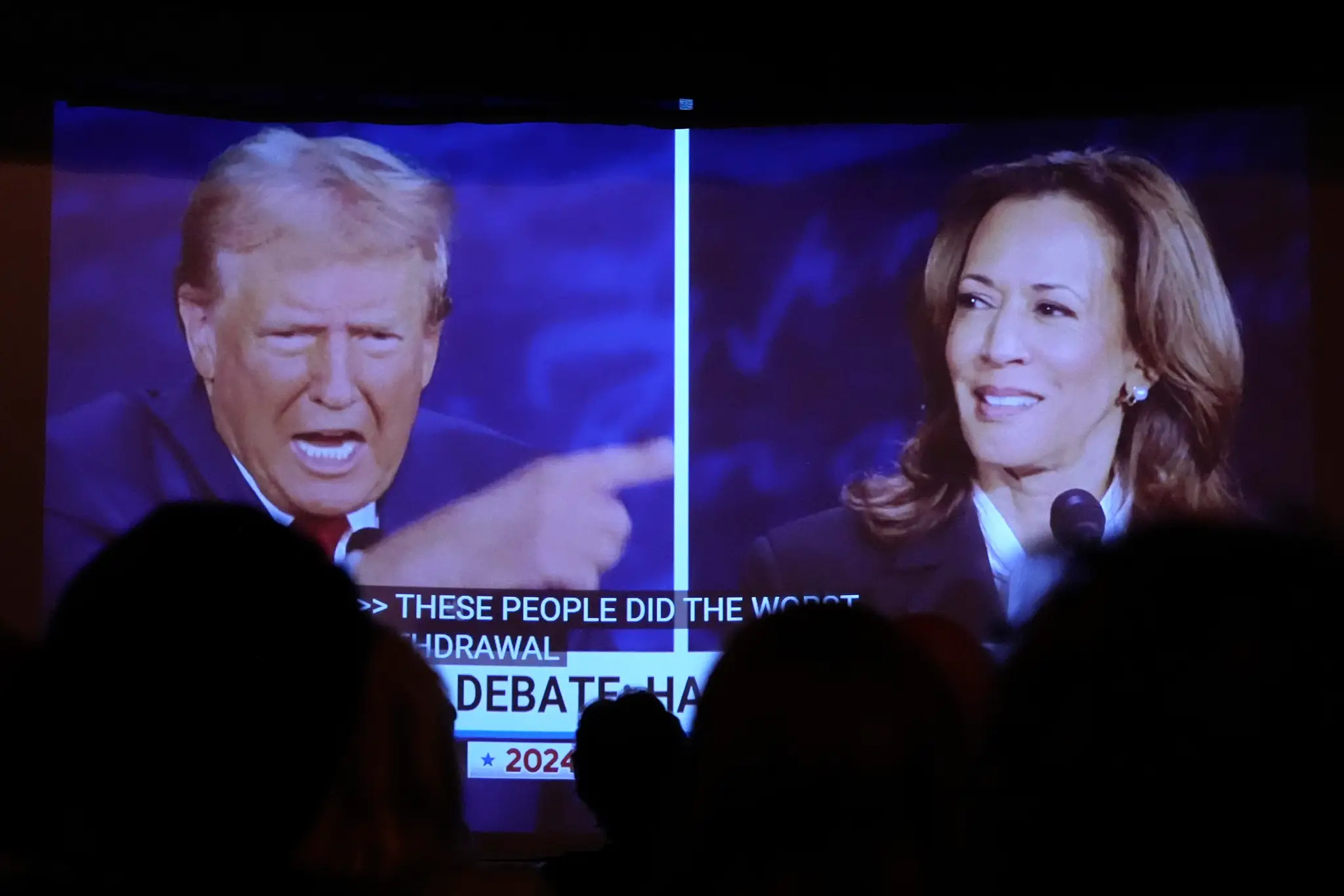 Na snímke Donald Trump a Kamala Harrisová v televíznom dueli.