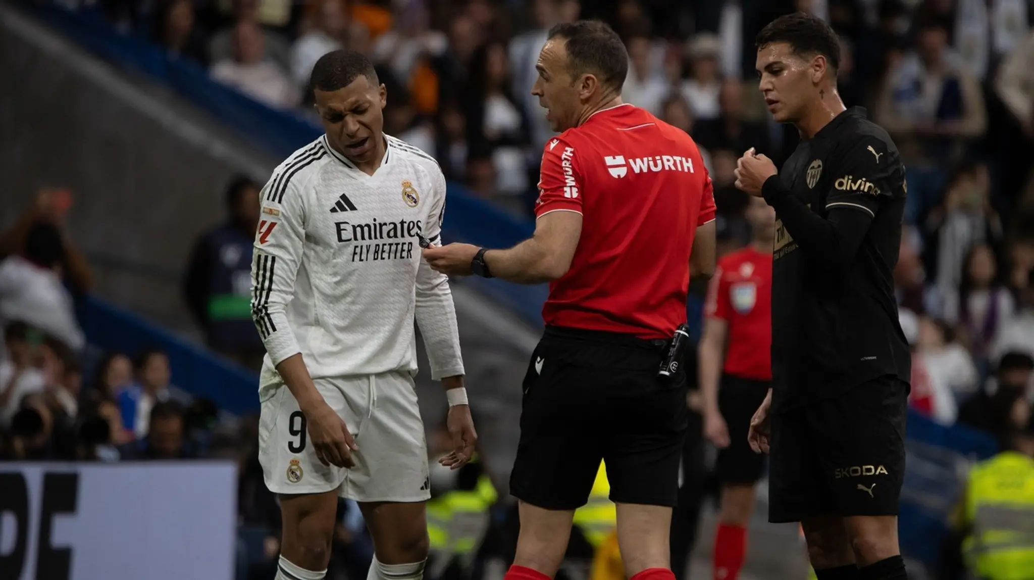 Mbappé po zákernom faule ligový duel nedohral.