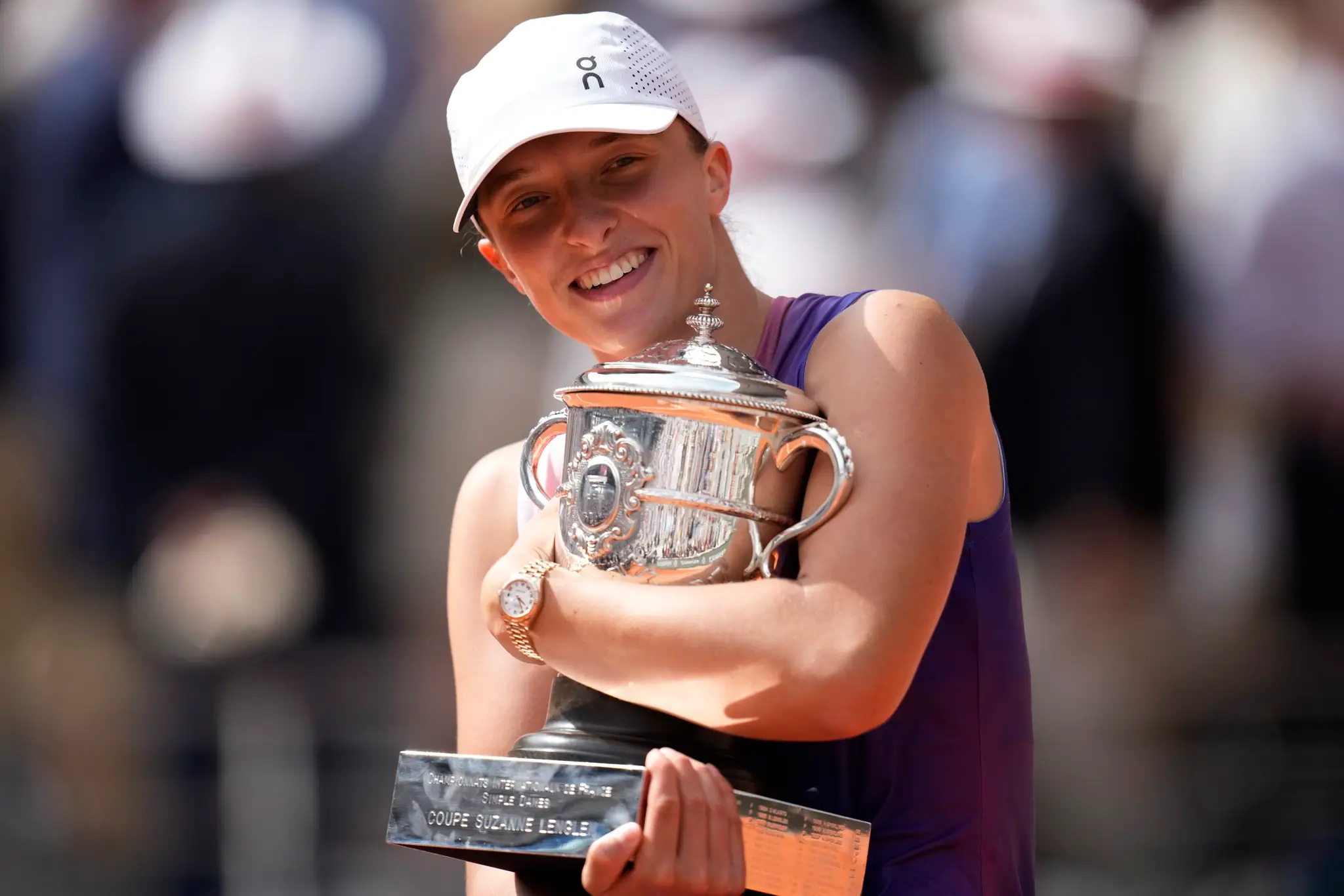 Iga Swiateková pózuje s trofejou.