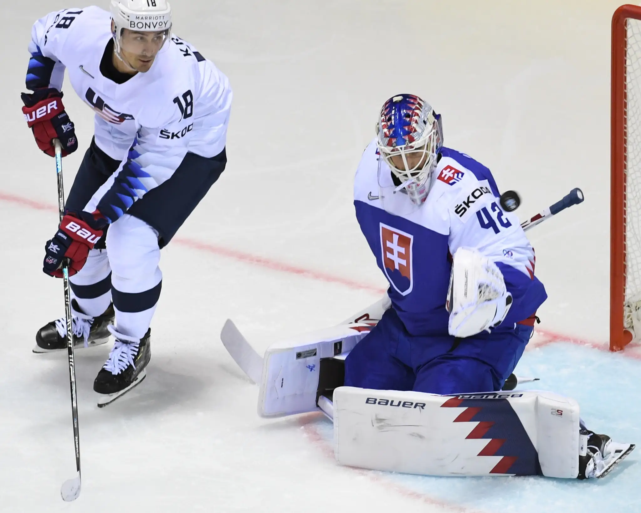 Matúš Sukeľ (chrbtom) sa teší s Mariánom Studeničom po strelení úvodného gólu v zápase proti USA na MS 2019.