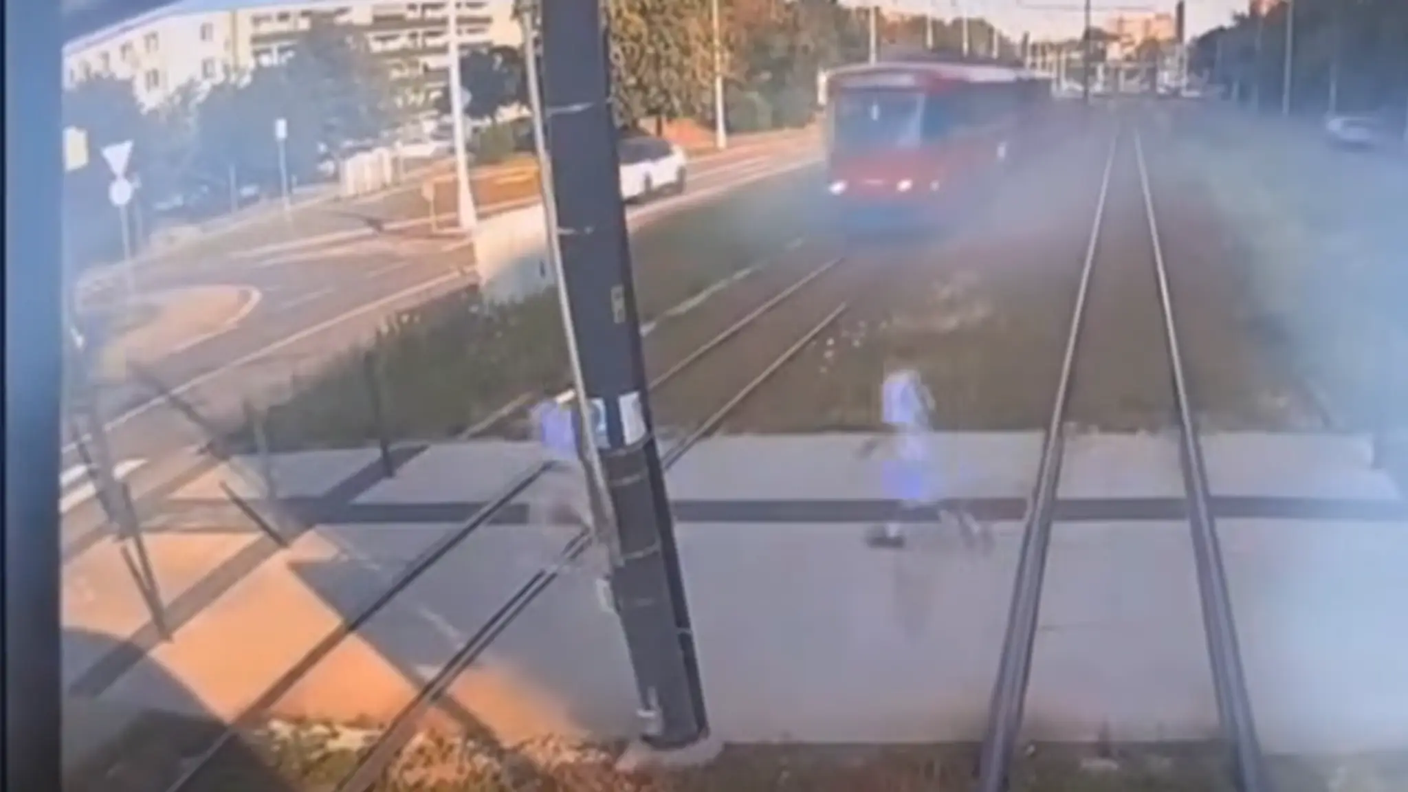 Chlapca zachytila električka. 