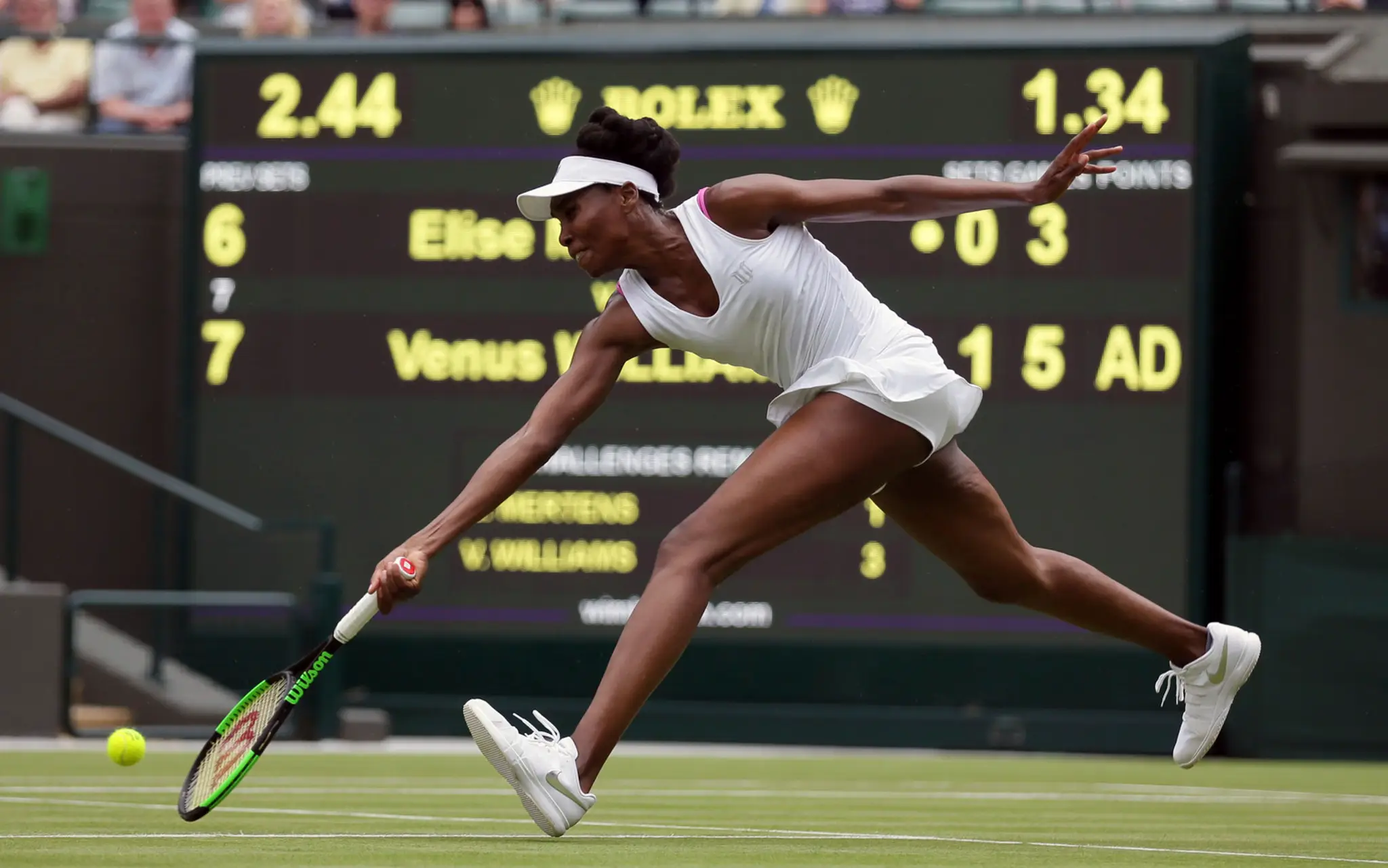 Venus Williamsová počas 1. kola dvojhry na Wimbledone.