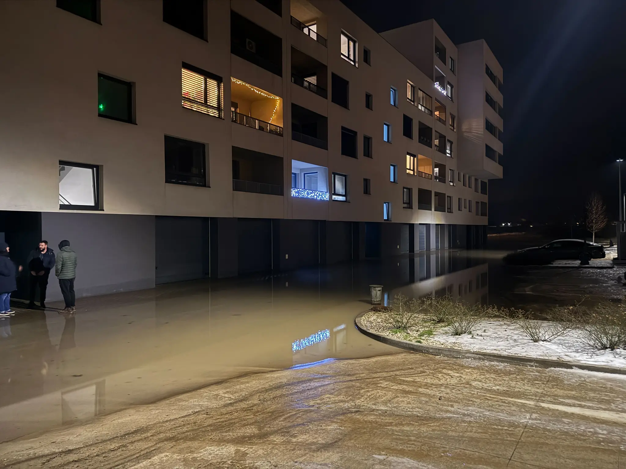 Prasknuté potrubie v Pezinku.