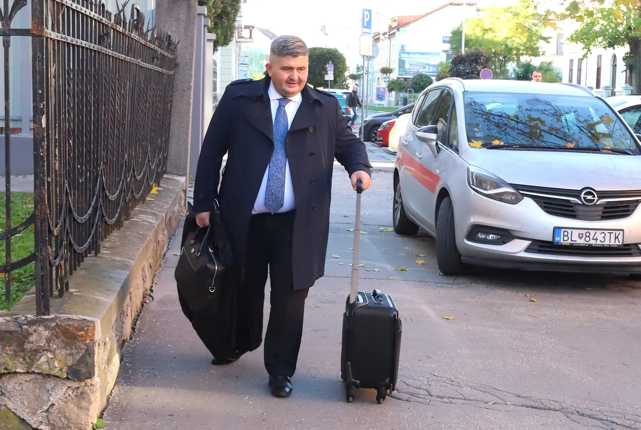 Advokát Michal Mandzák prichádza na Špecializovaný trestný súd v Banskej Bystrici