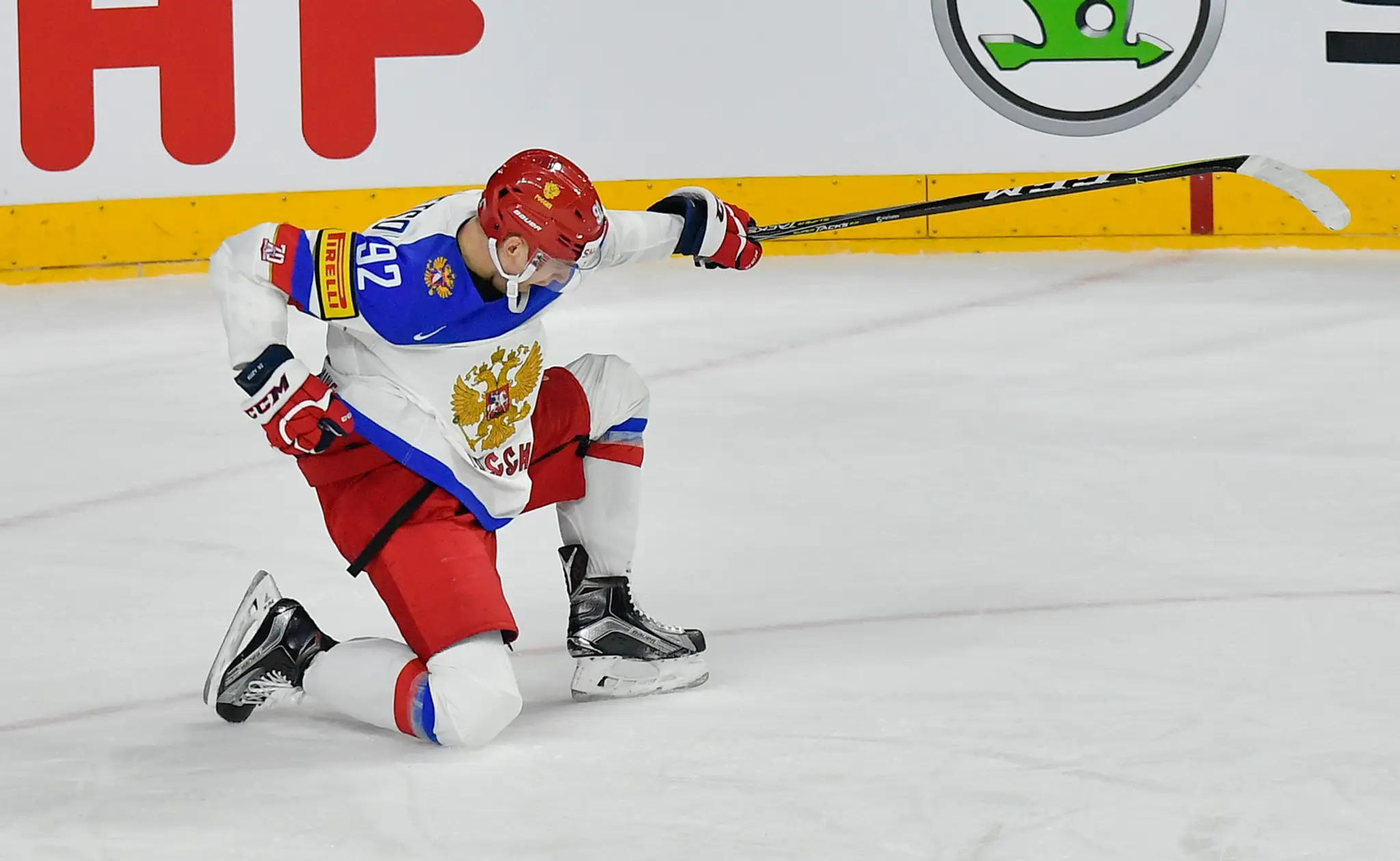 Rus Jevgenij Kuznecov jasá po góle v semifinále MS 2017 proti Kanade.
