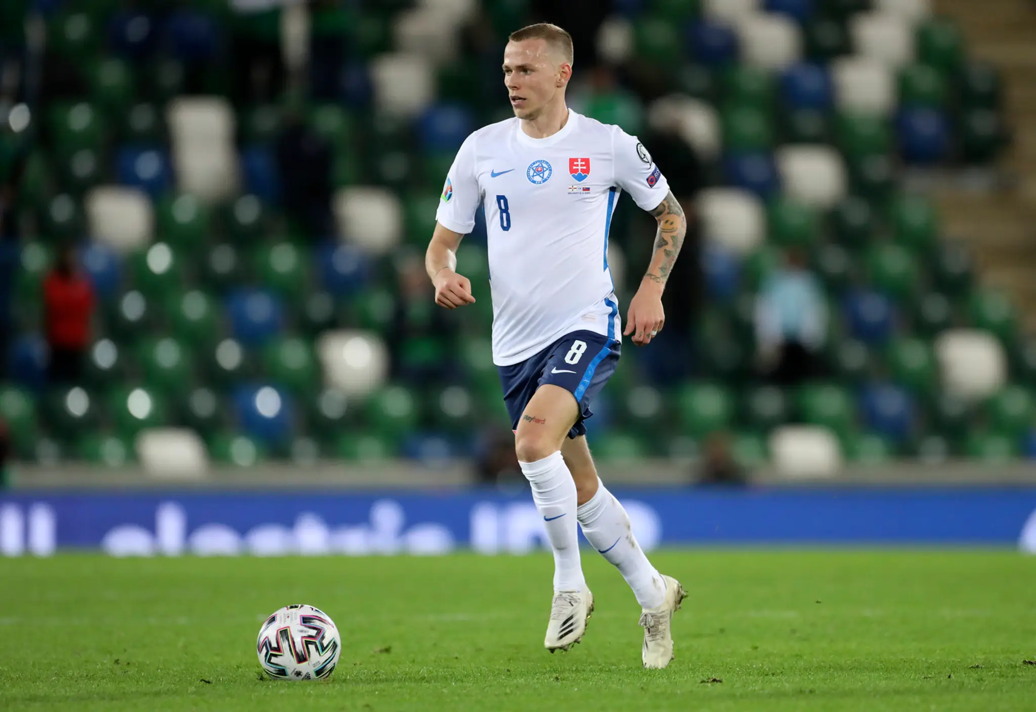 Sprava Tomáš Hubočan a Severoír Stuart Dallas bojujú o loptu vo finále play off EURO 2020.