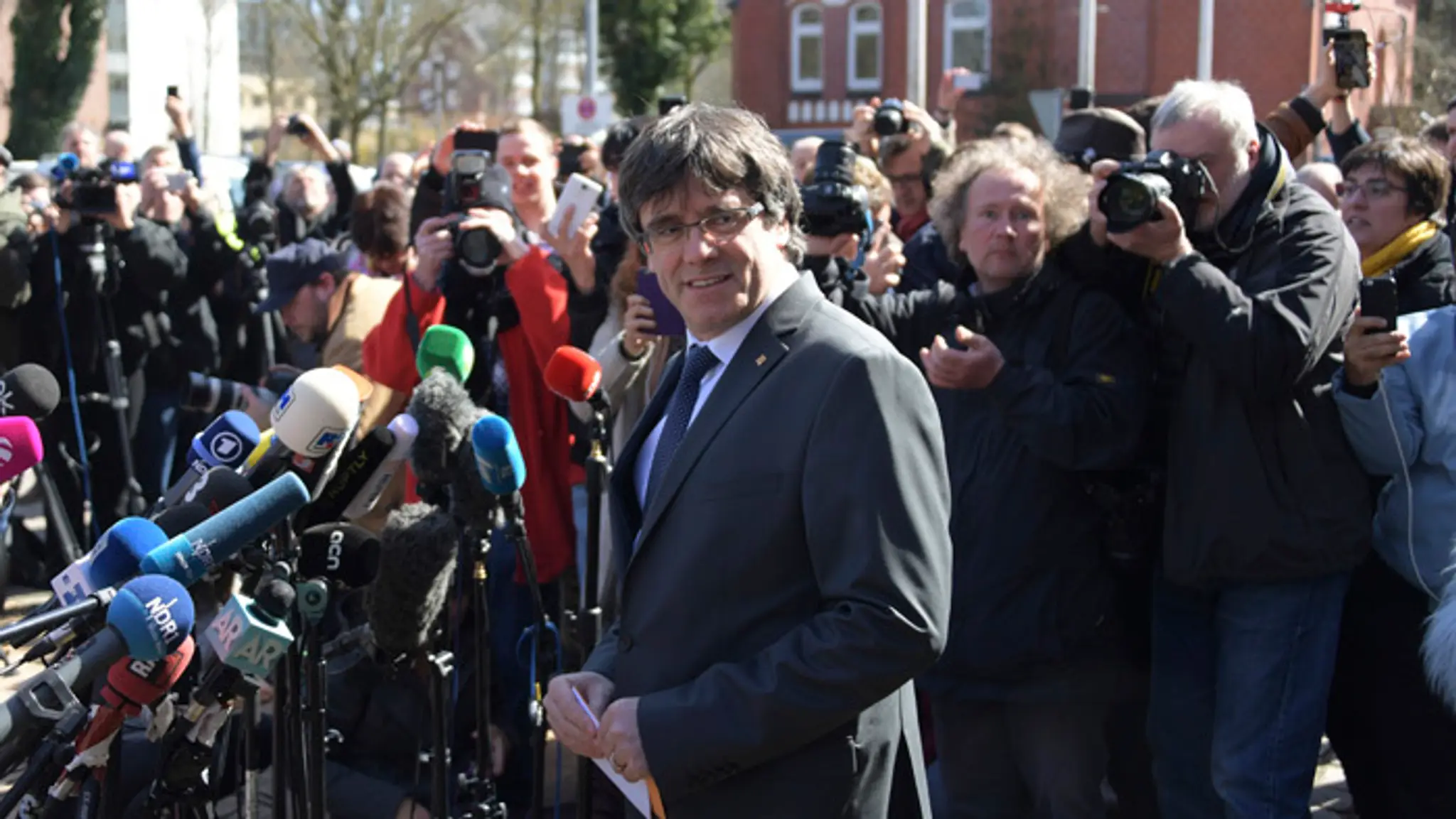 Carles Puigdemont po prepustení z väzenia v nemeckom meste Neumünster.