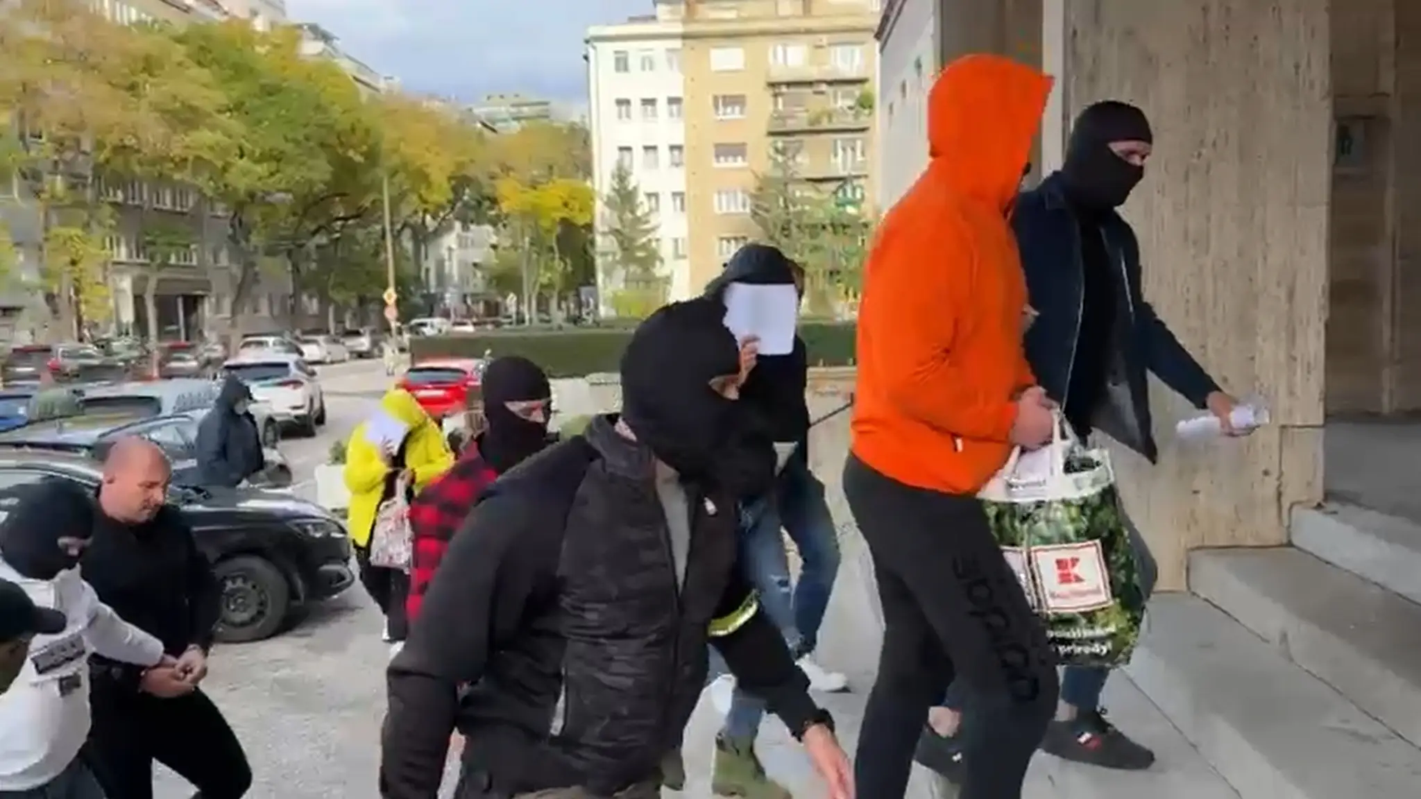 Obvinených z akcie Gran Turismo priviezli na súd