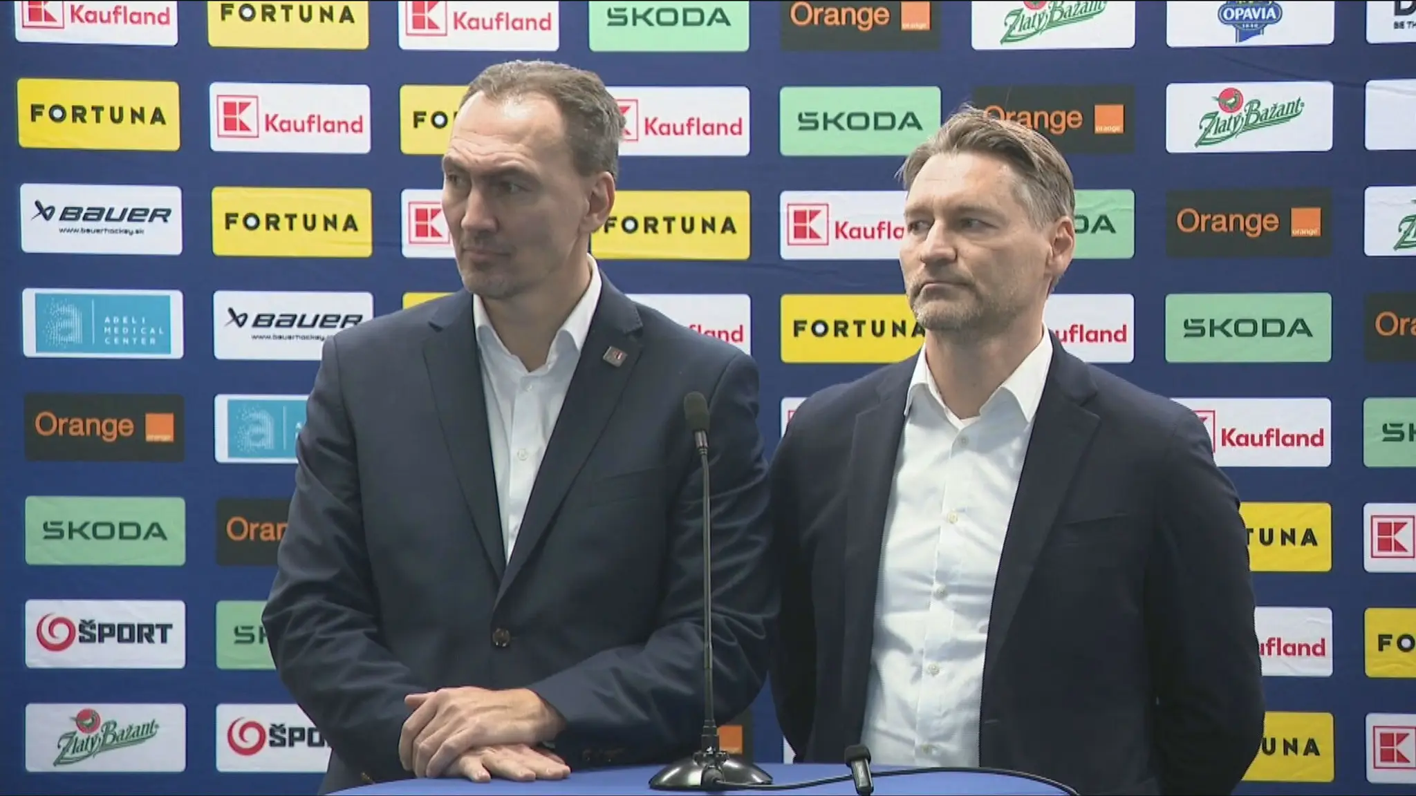 Miroslav Šatan a Vladimír Országh počas tlačovej konferencie.