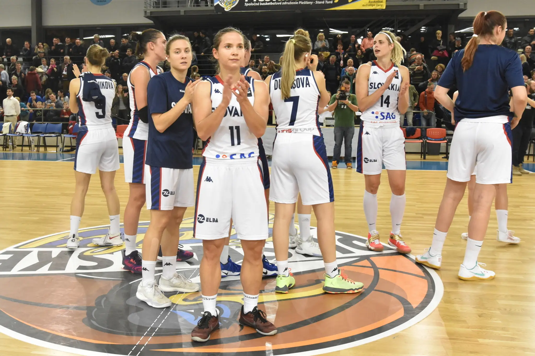 Hráčky ženskej basketbalovej reprezentácie Slovenska po prehre s Maďarskom 49:68.