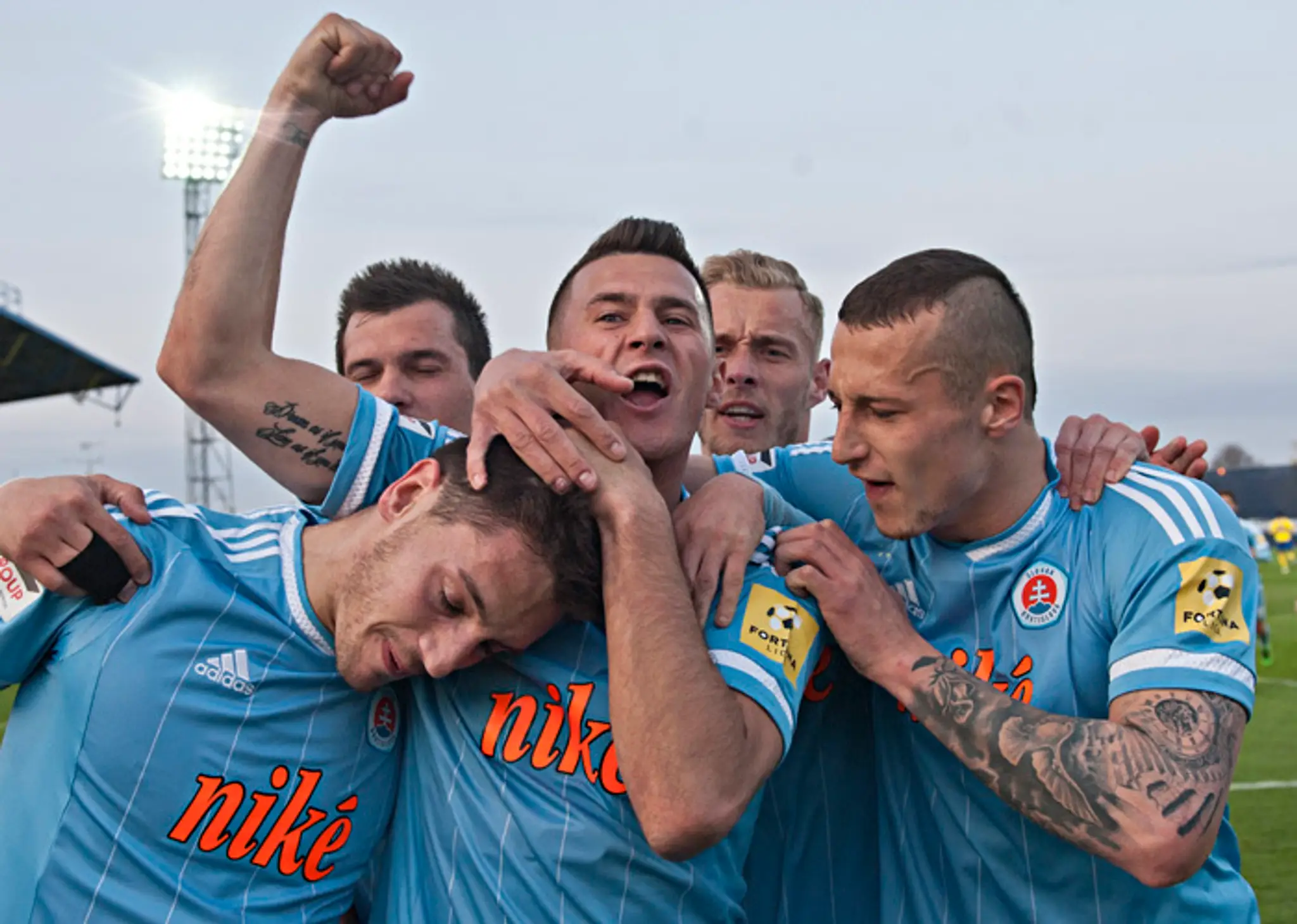 Radosť slovanistov, zľava autor gólu Vukan Savičevič, František Kubík, Nermin Crnkič, Slobodan Simovič a Adam Zreľák.