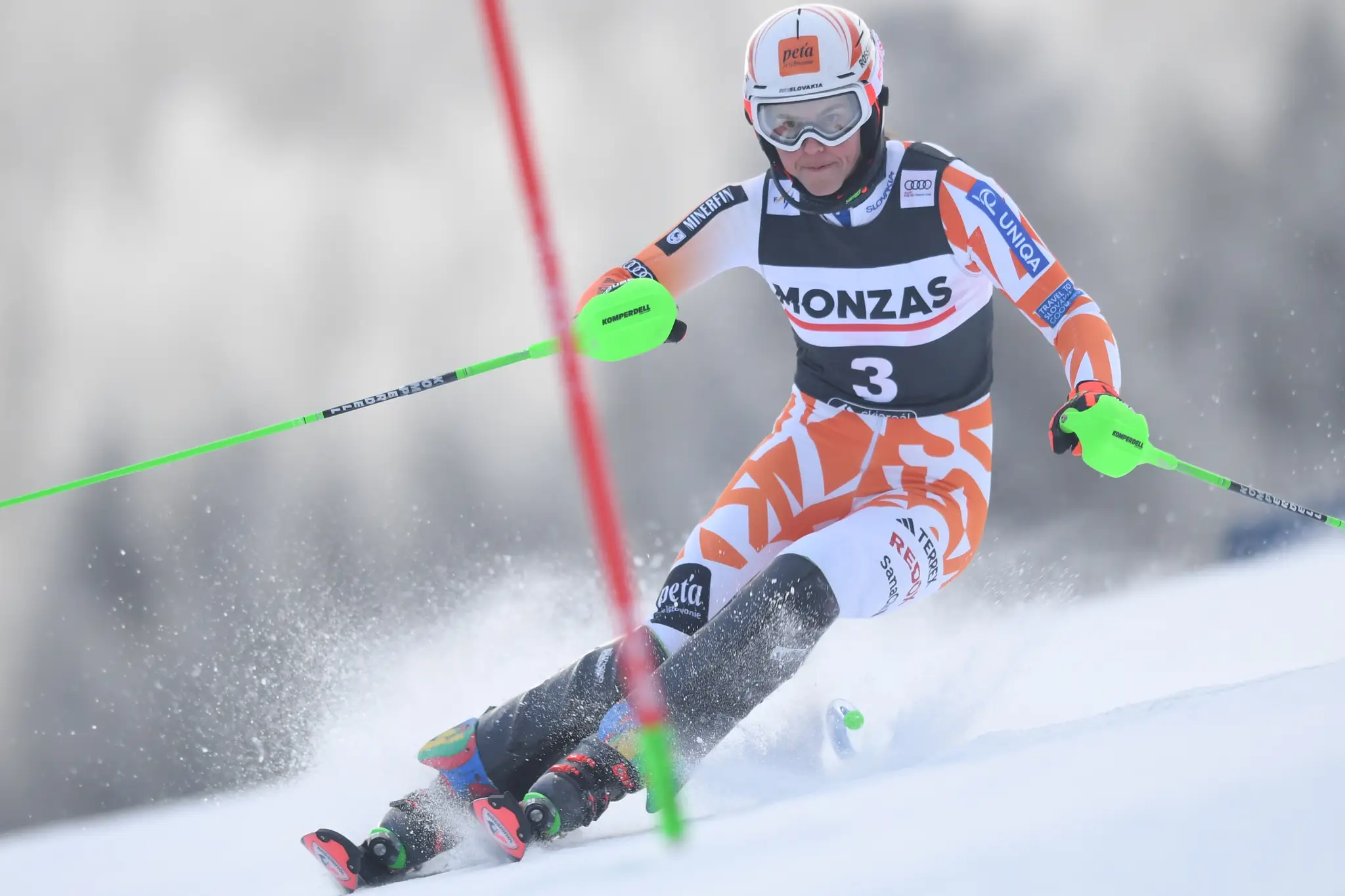 Petra Vlhová na trati v 1. kole slalomu Svetového pohára žien v alpskom lyžovaní v českom Špindlerovom Mlyne