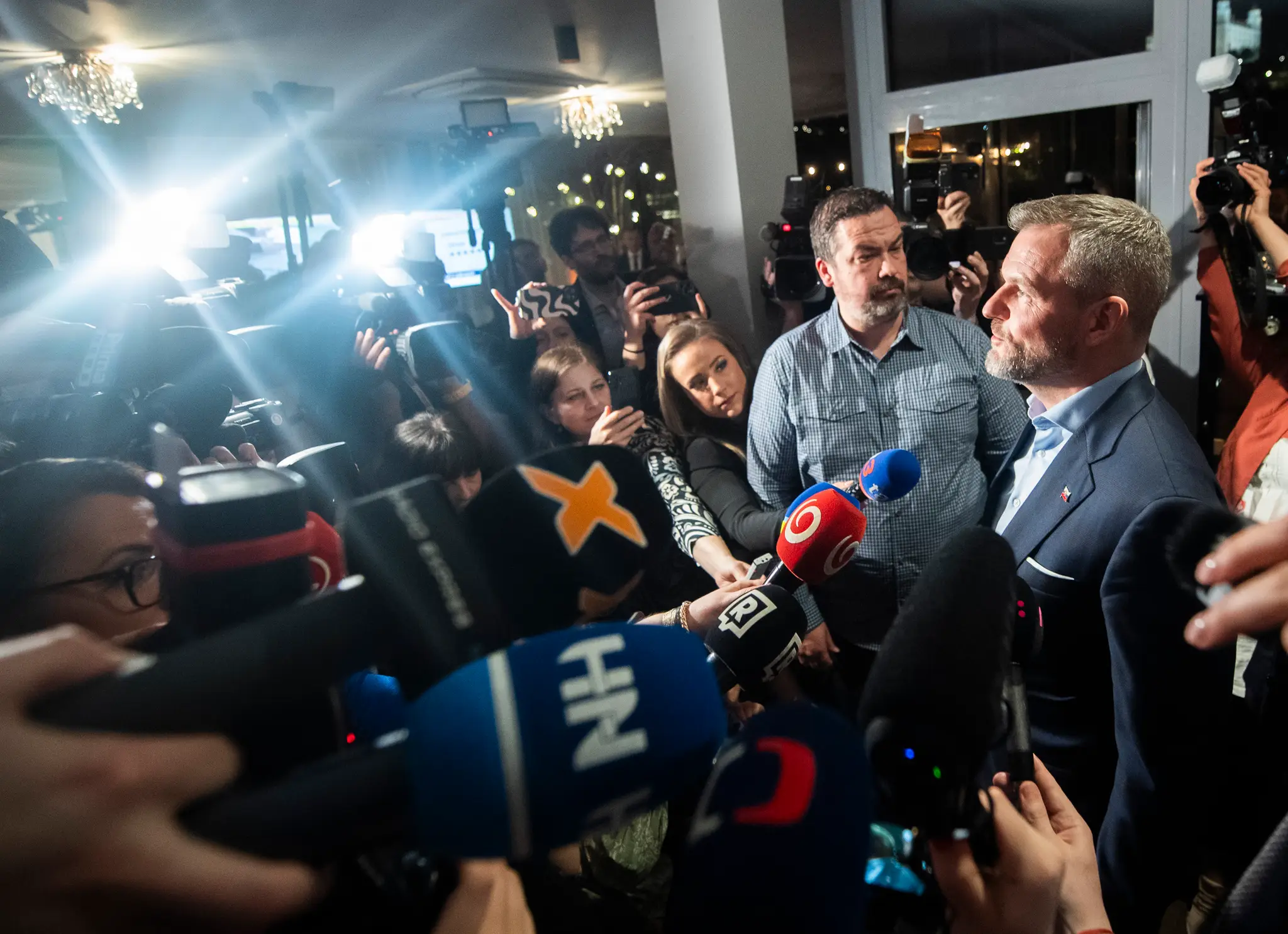 Peter Pellegrini počas príchodu do svojej volebnej centrály