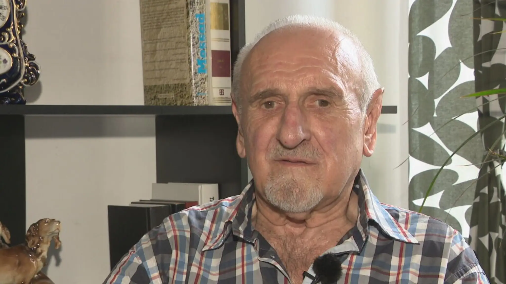 Peter sa viackrát dostal do zložitej situácia. napokon býval v záhradnom domčeku. 