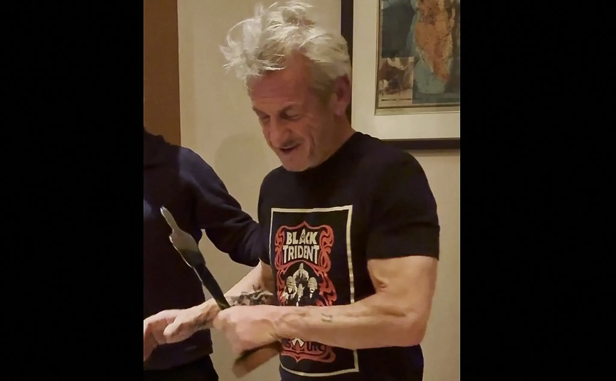 Sean Penn so soškou.