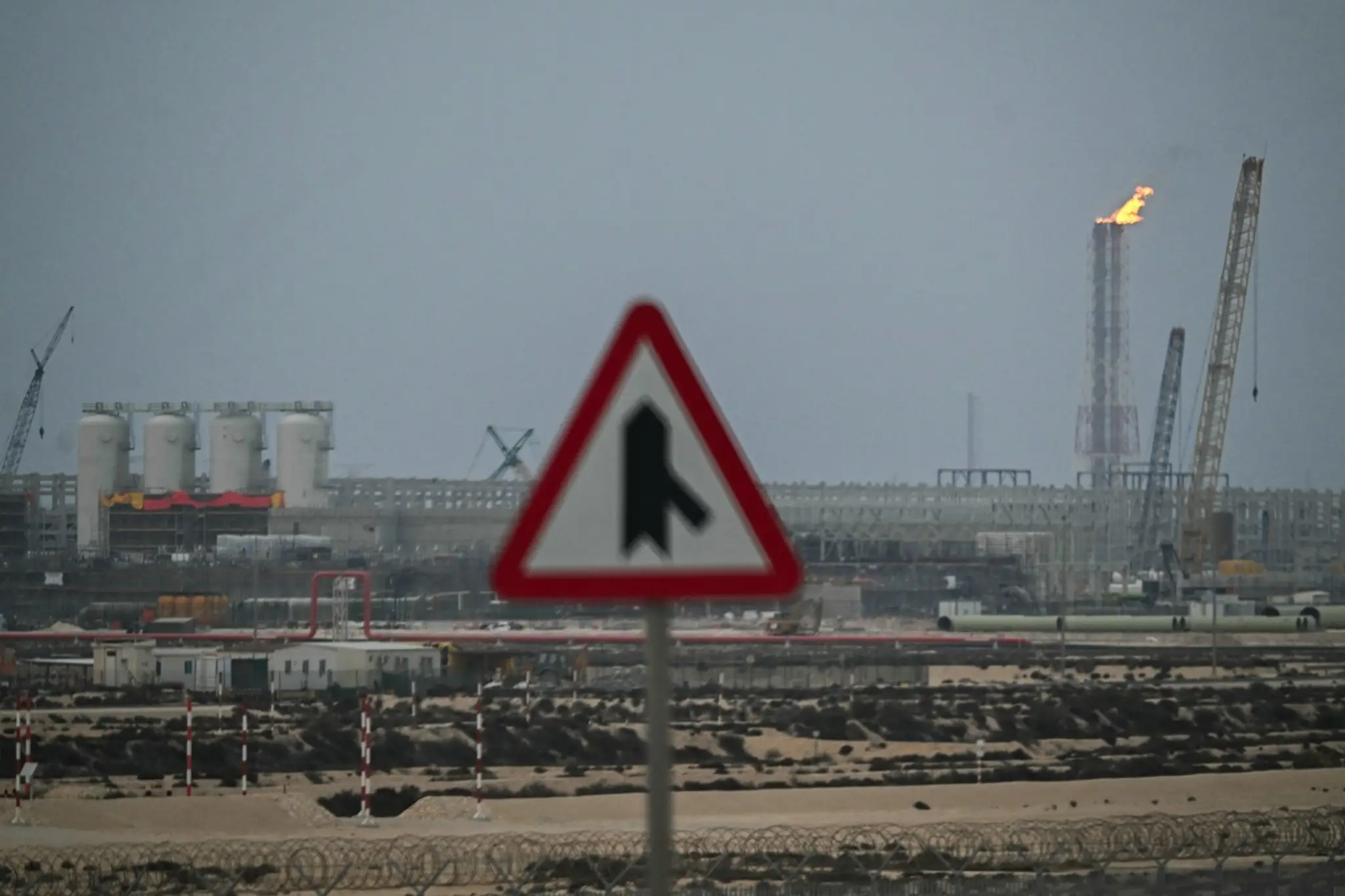 Na snímke prevádzkové zariadenia spoločnosti QatarEnergy v priemyselnom meste Ras Laffan.