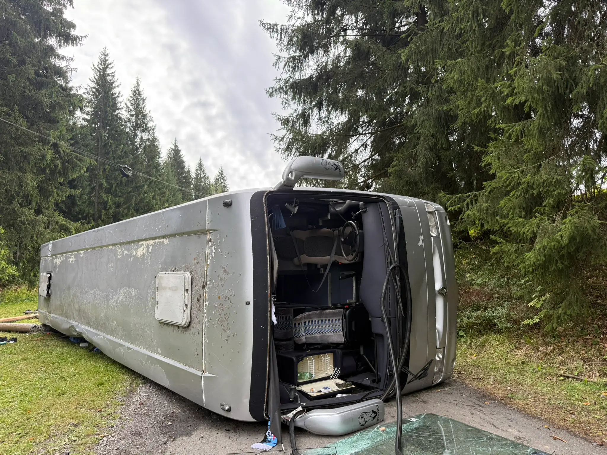Nešťastie v Česku. V Starých Beskydách sa prevrátil autobus, ktorý viezol študentov. Na mieste sú zranení