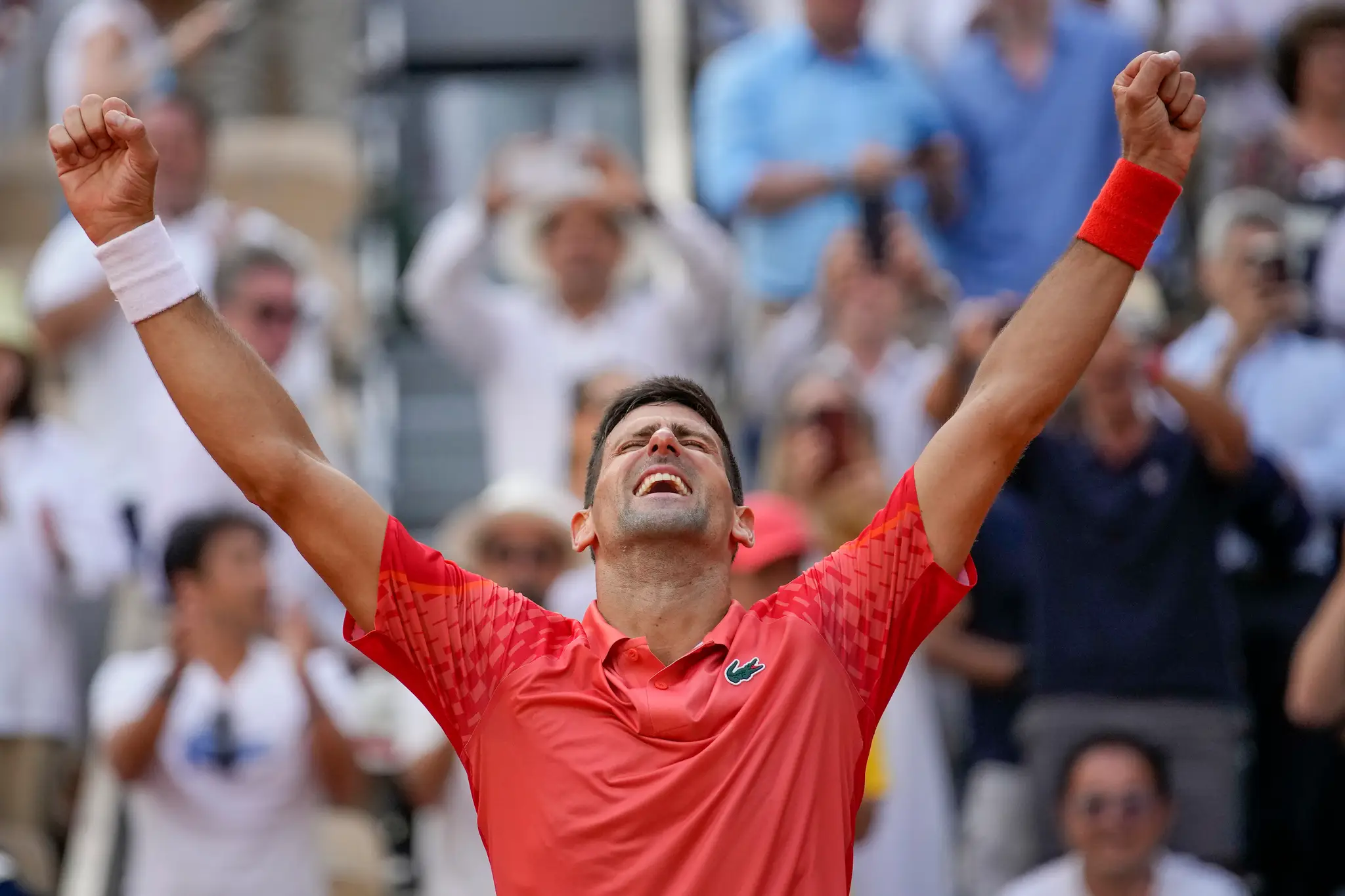 Srbský tenista Novak Djokovič sa teší po výhre proti Nórovi Casperovi Ruudovi.