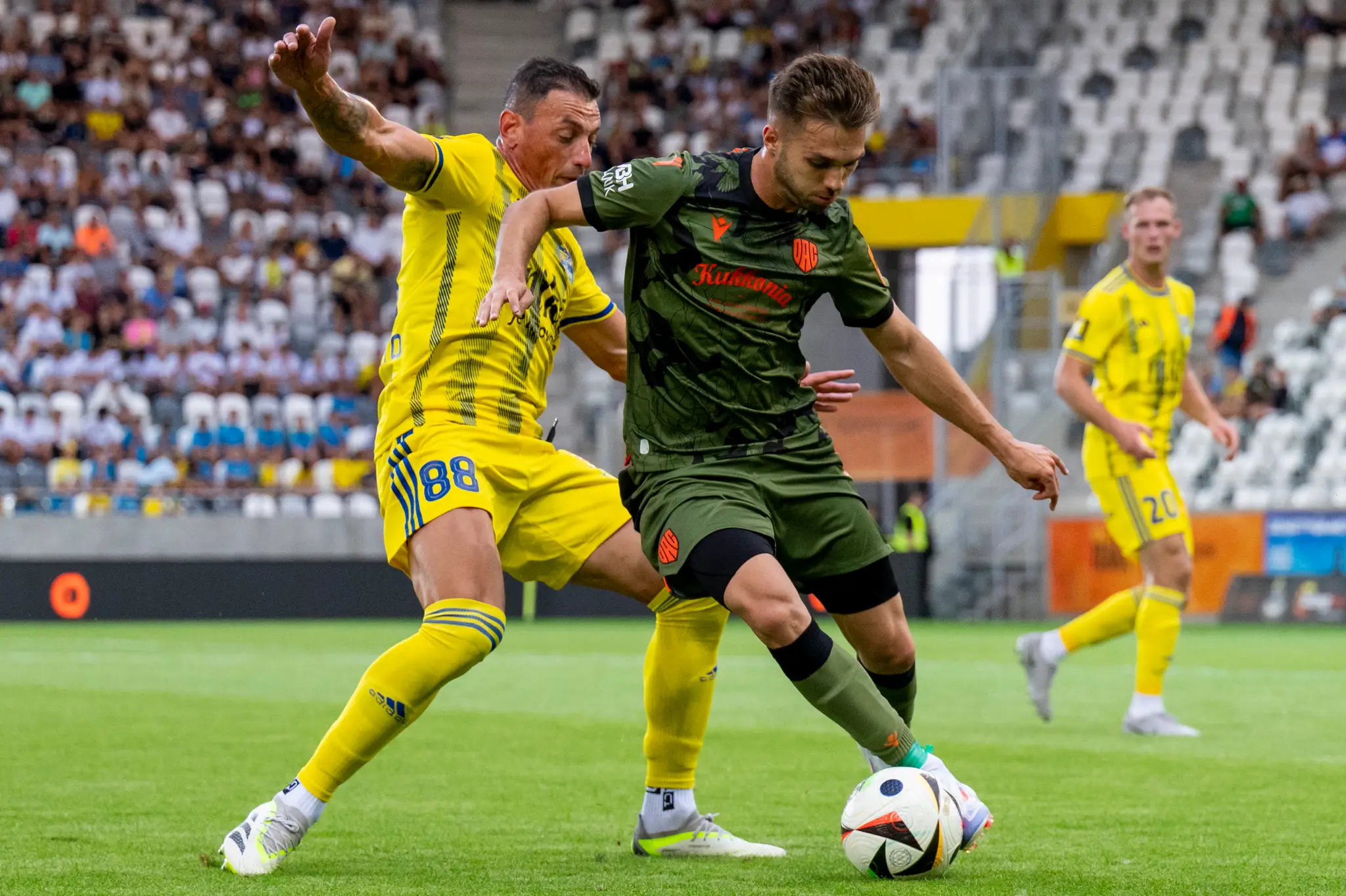 Zľava Nicolas Gorosito (Košice) a Ján Bernát (Dunajská Streda) bojujú o loptu v 1. kole Niké ligy.