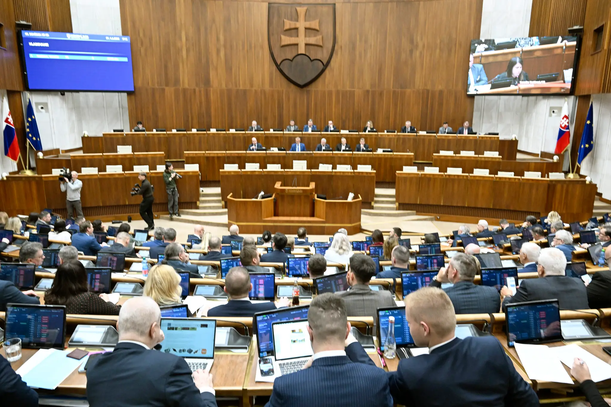 Snímka z rozpravy k odvolávaniu viacerých ministrov SR a na vyslovenie nedôvery vláde v rokovacej sále NR SR.