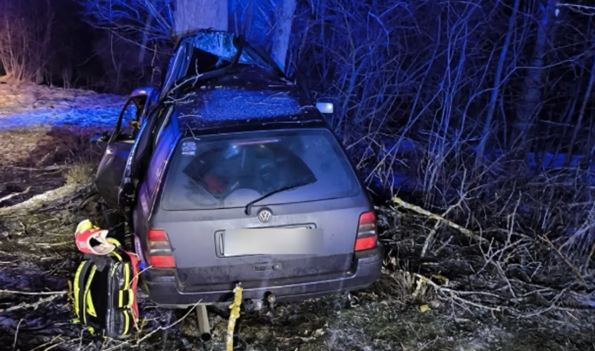 Na snímke havarované auto, v ktorom prišiel o život 18-ročný vodič.