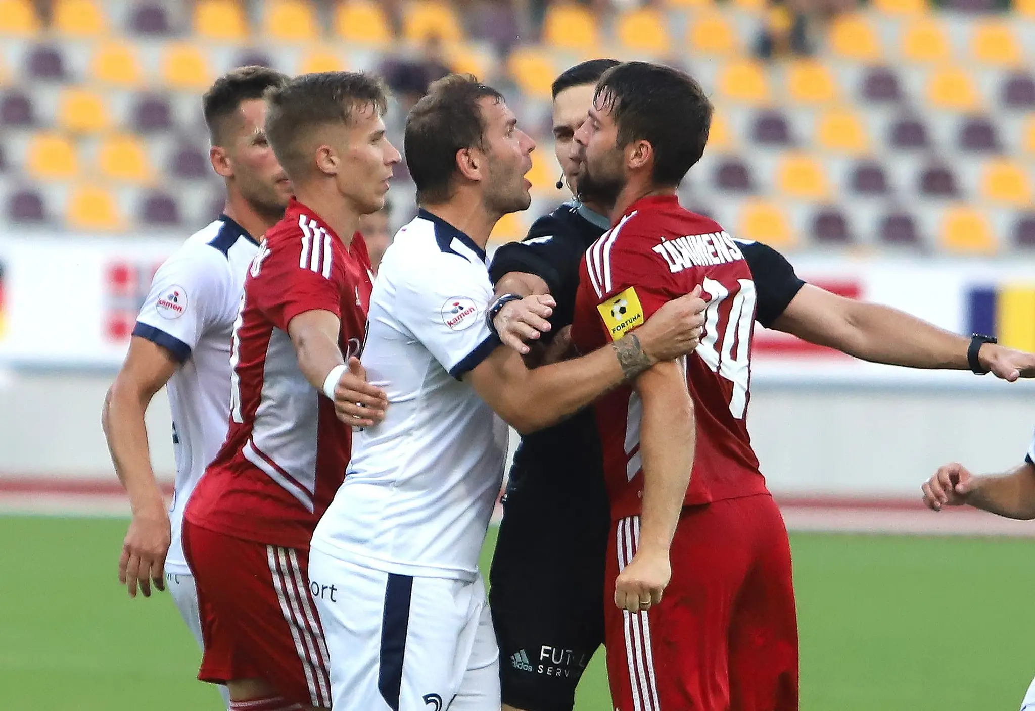 Tomáš Ďubek (v bielom) by sa za ViOn pobil hocikedy. Teraz to môže skúsiť v role asistenta.