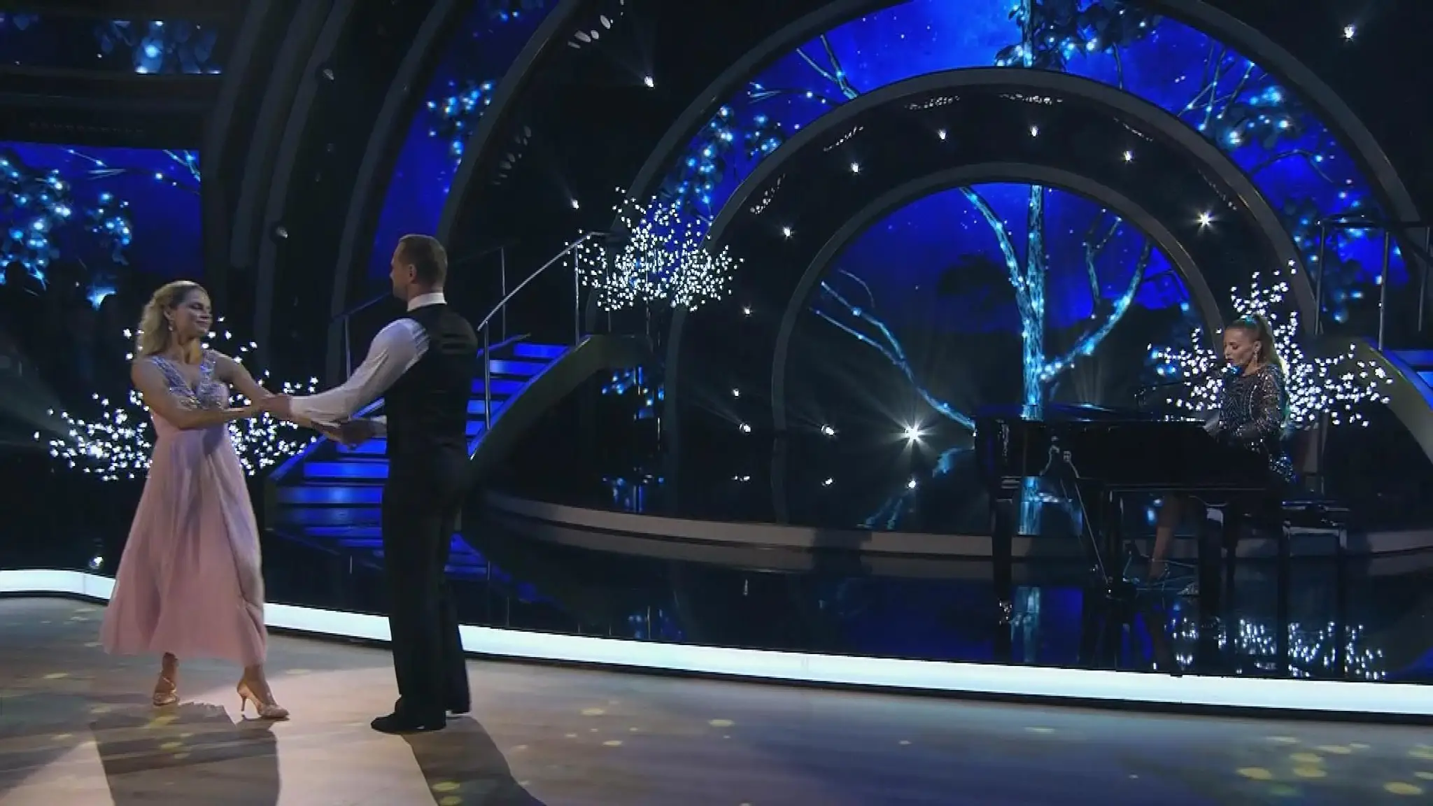 Mária Čírová doprevádza spevom Mariána a Ivanu Gáborík v semifinále Let's Dance.