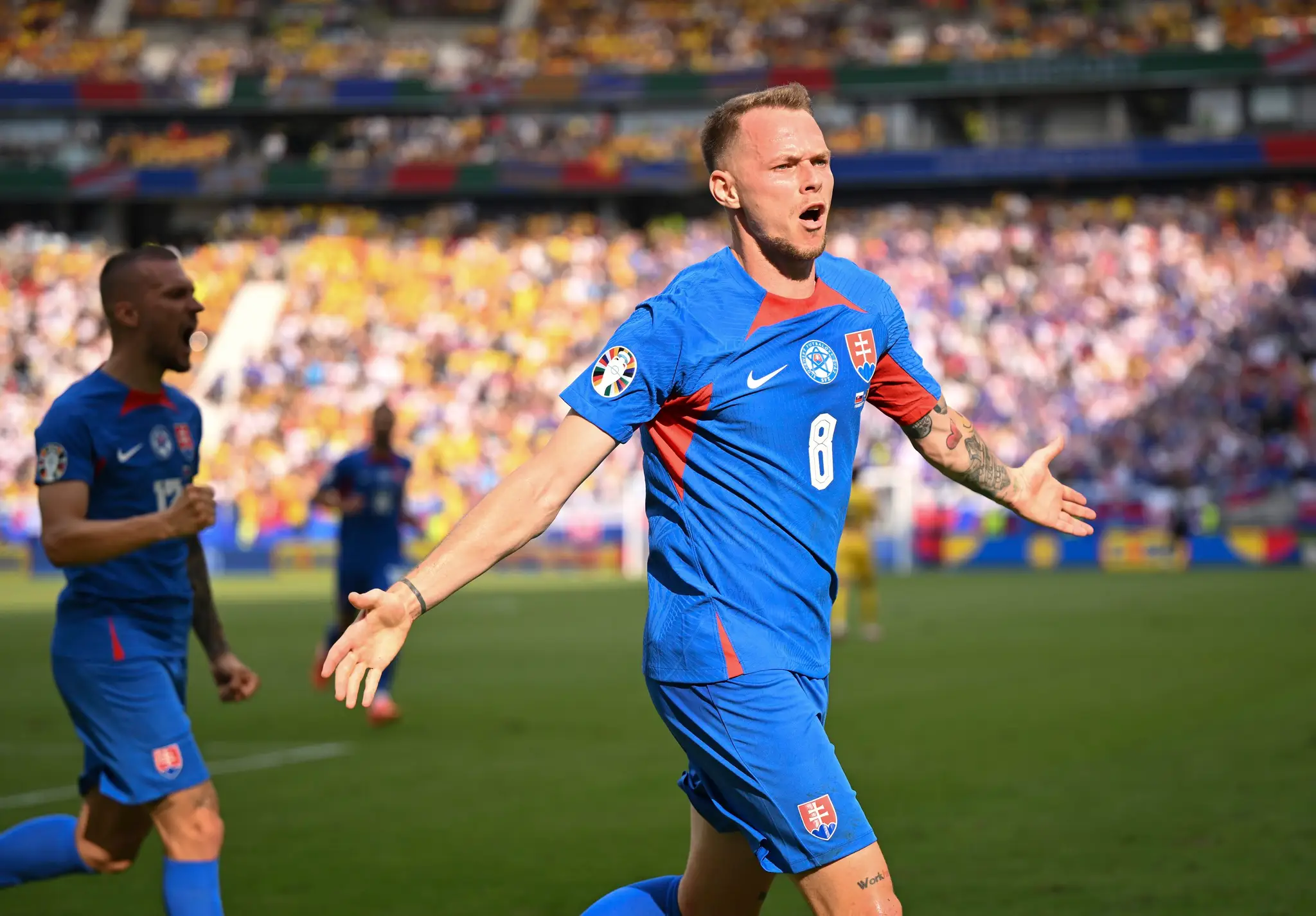Ondrej Duda oslavuje gól proti Rumunsku na ME 2024.