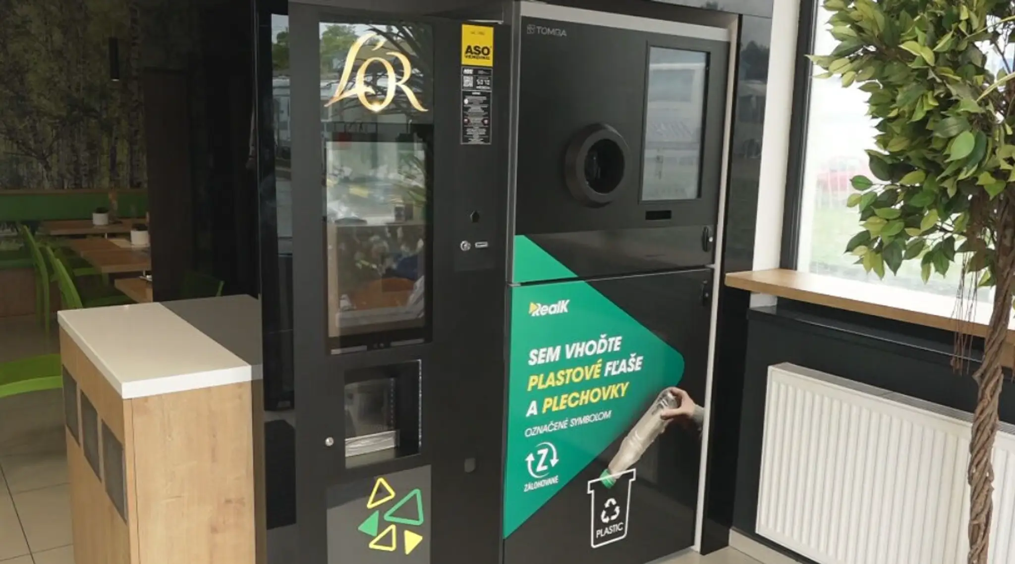Na snímke je automat na zálohovanie na benzínovej pumpe