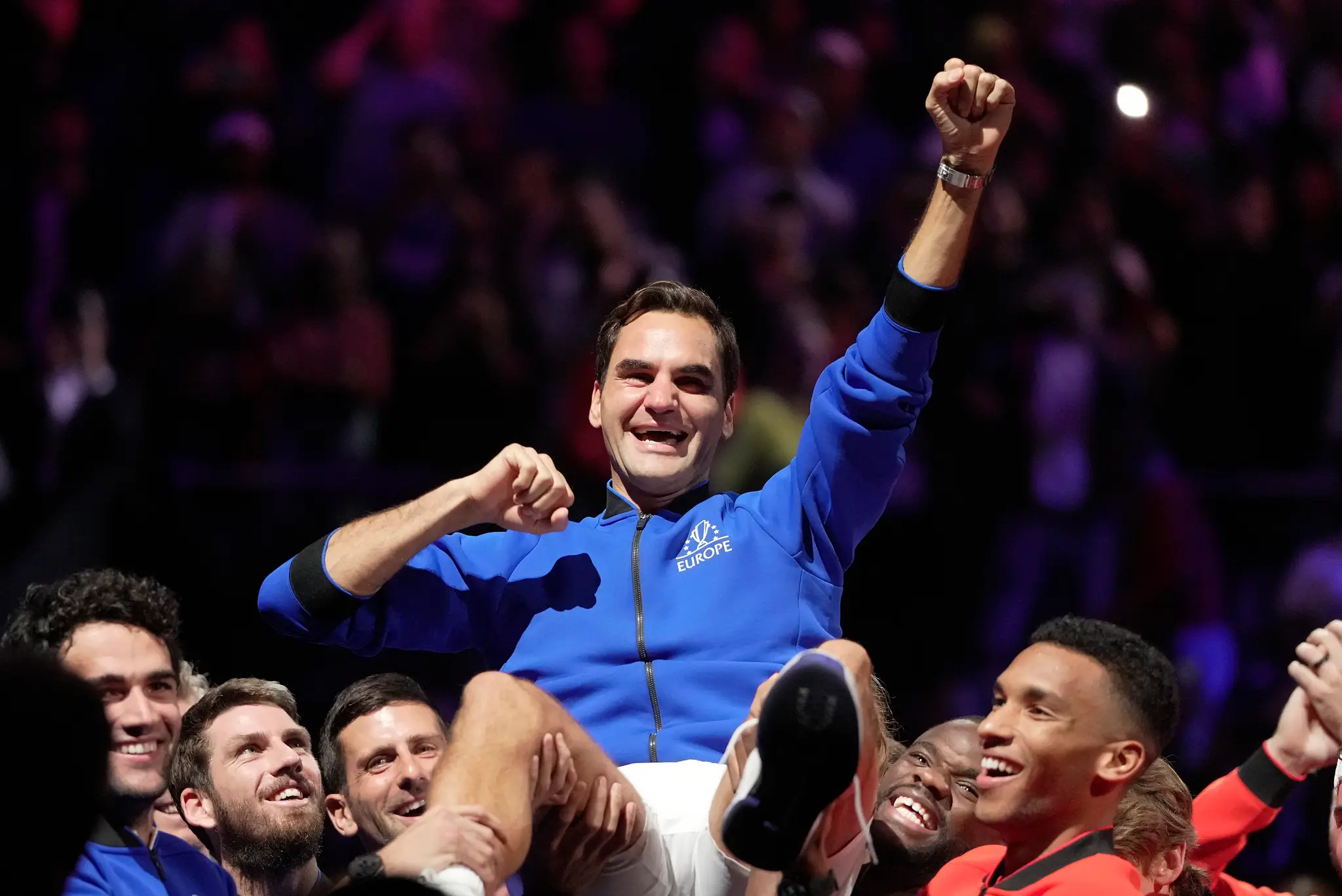 Roger Federer sa lúči s kariérou.