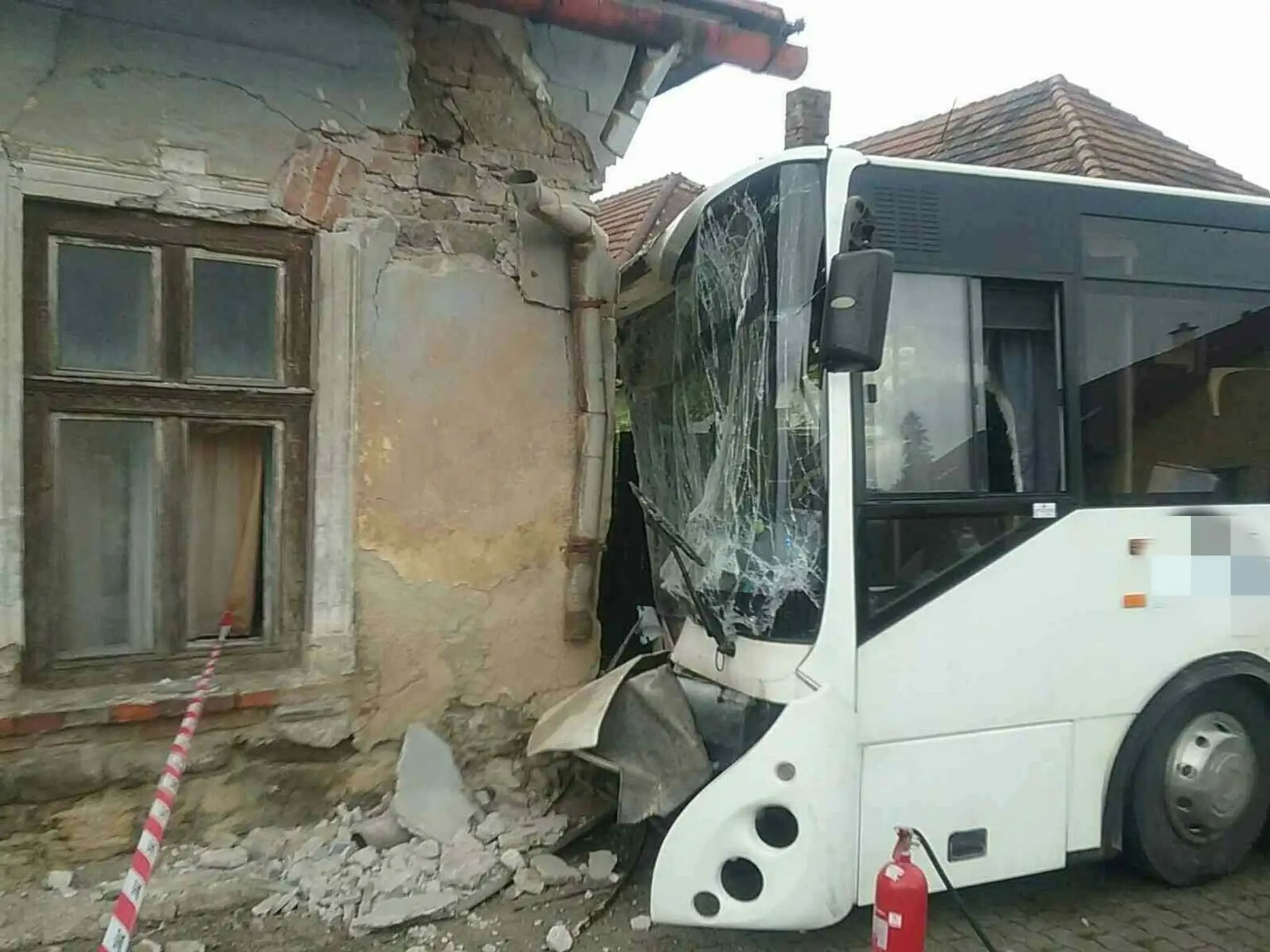 Autobus narazil do domu.