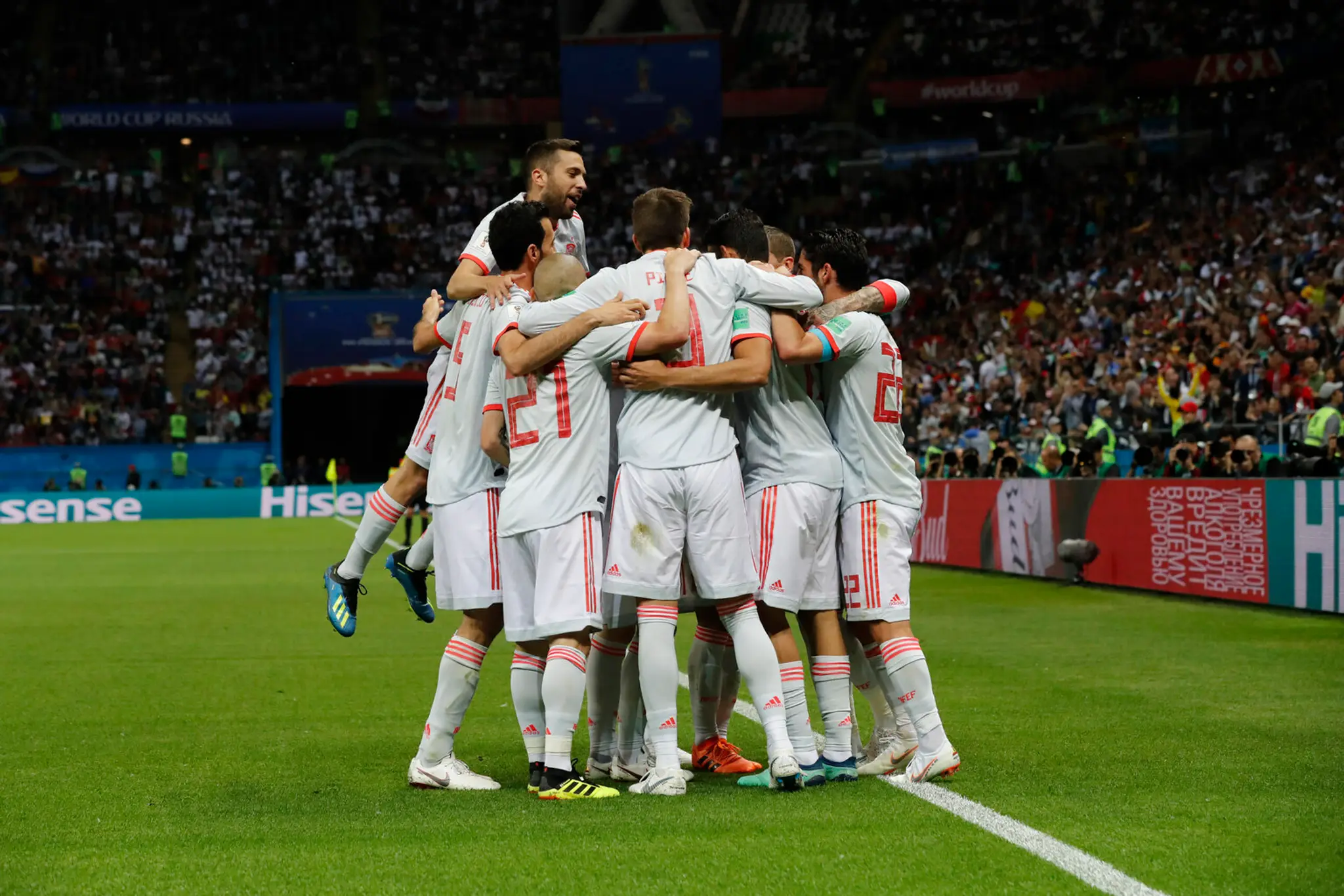 Hráči Španielska  oslavujú gól v zápase B-skupiny MS vo futbale Irán - Španielsko.