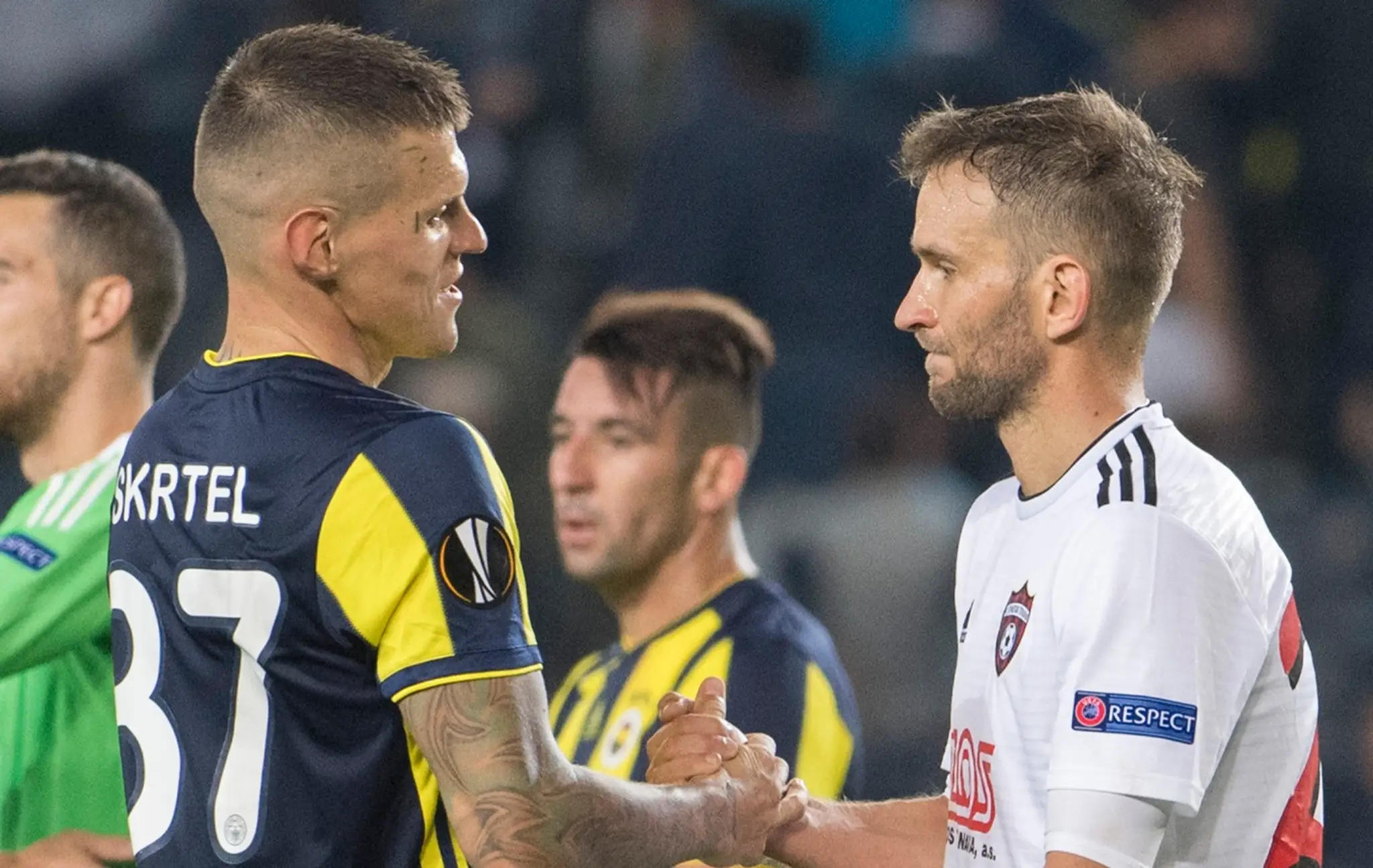 Marek Bakoš a vľavo Martin Škrtel po zápase Európskej ligy Fenerbahce Istanbul - FC Spartak Trnava.