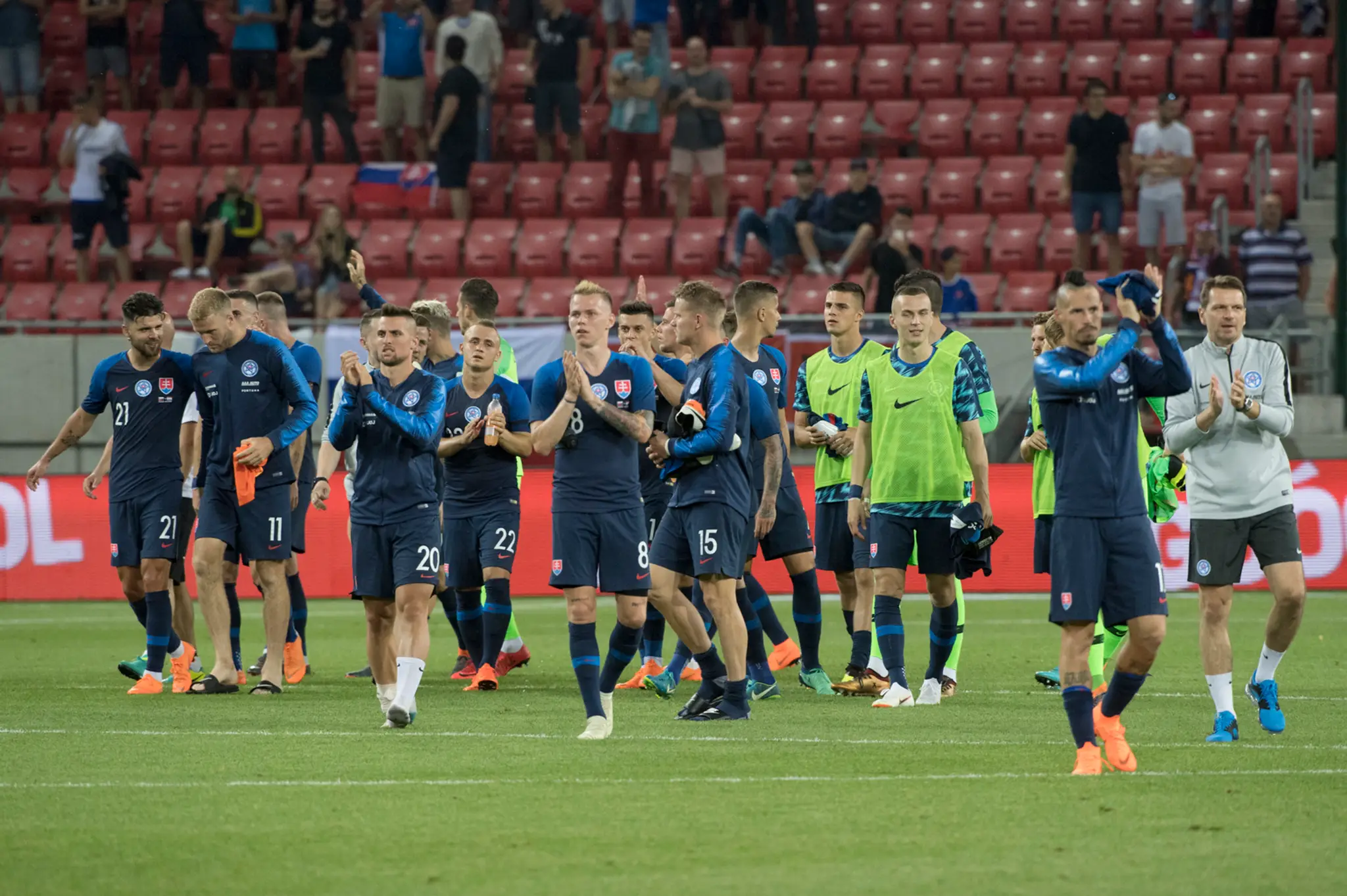 Slovenskí futbalisti ďakujú divákom po prípravnom dueli proti Holandsku.