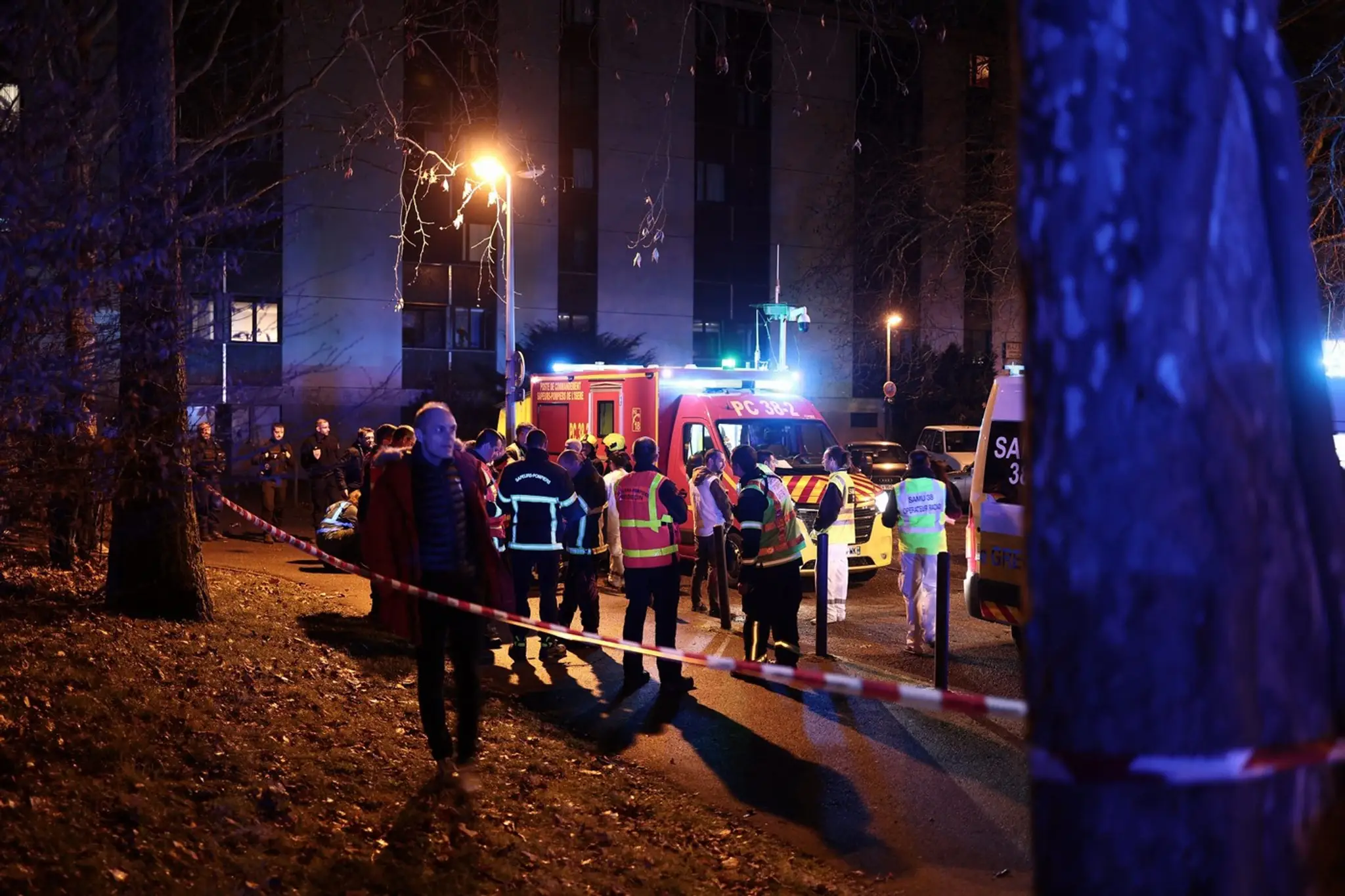 Na snímke všetky záchranárske zložky po výbuchu v bare vo francúzskom meste Grenoble.