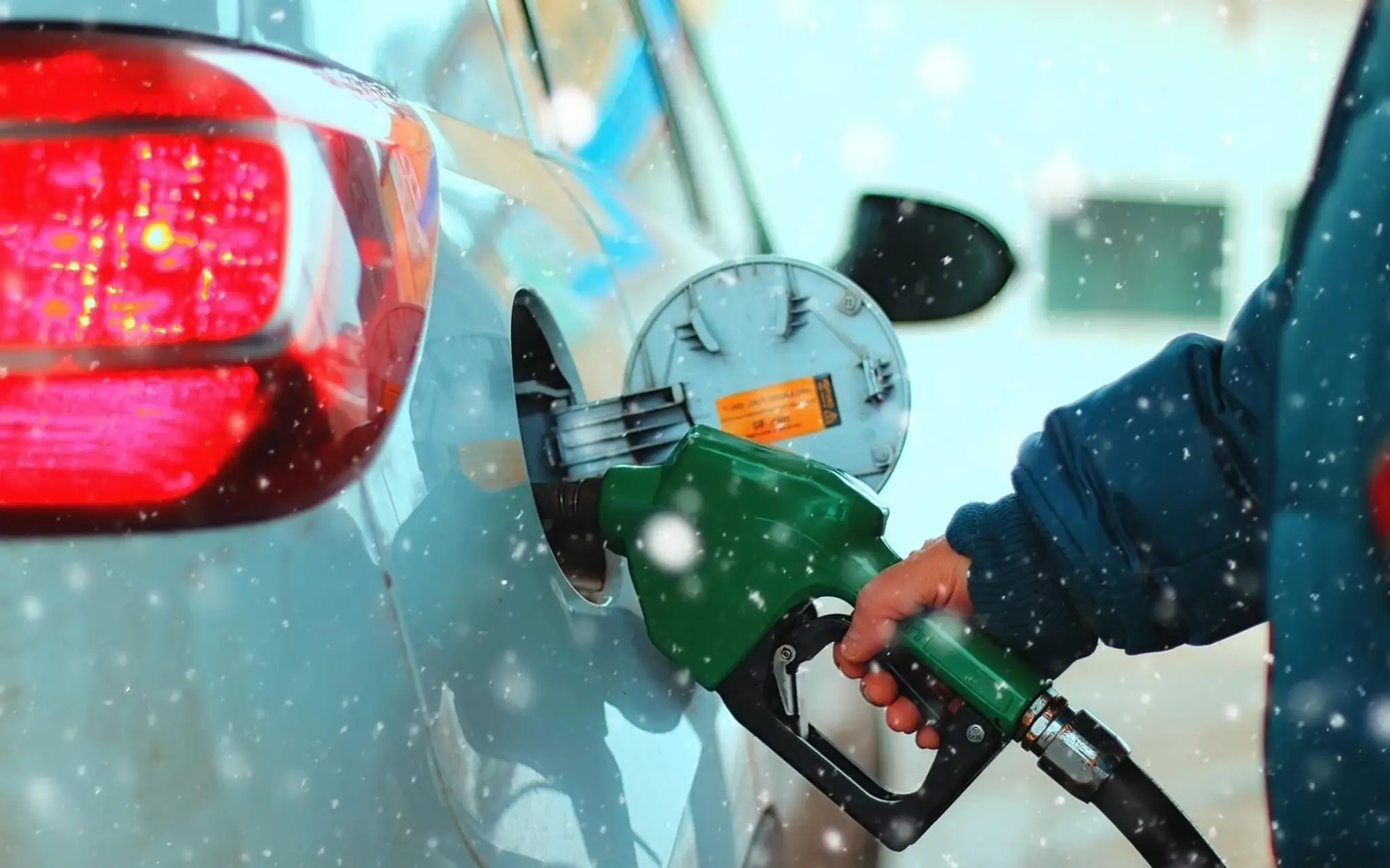Muž tankuje benzín na pumpe 