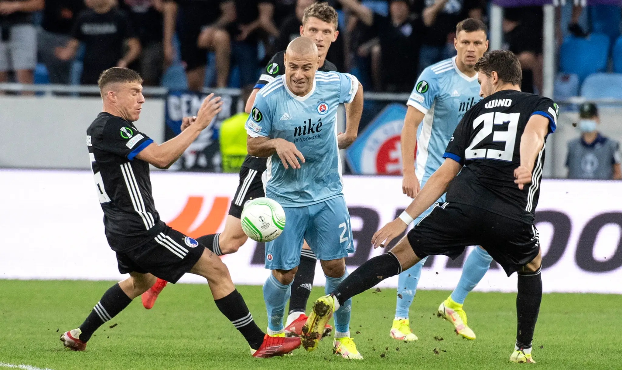 Na snímke uprostred Jaba Kankava (Slovan), vľavo Pep Biel a vpravo Jonas Wind (obaja Kodaň).jpg