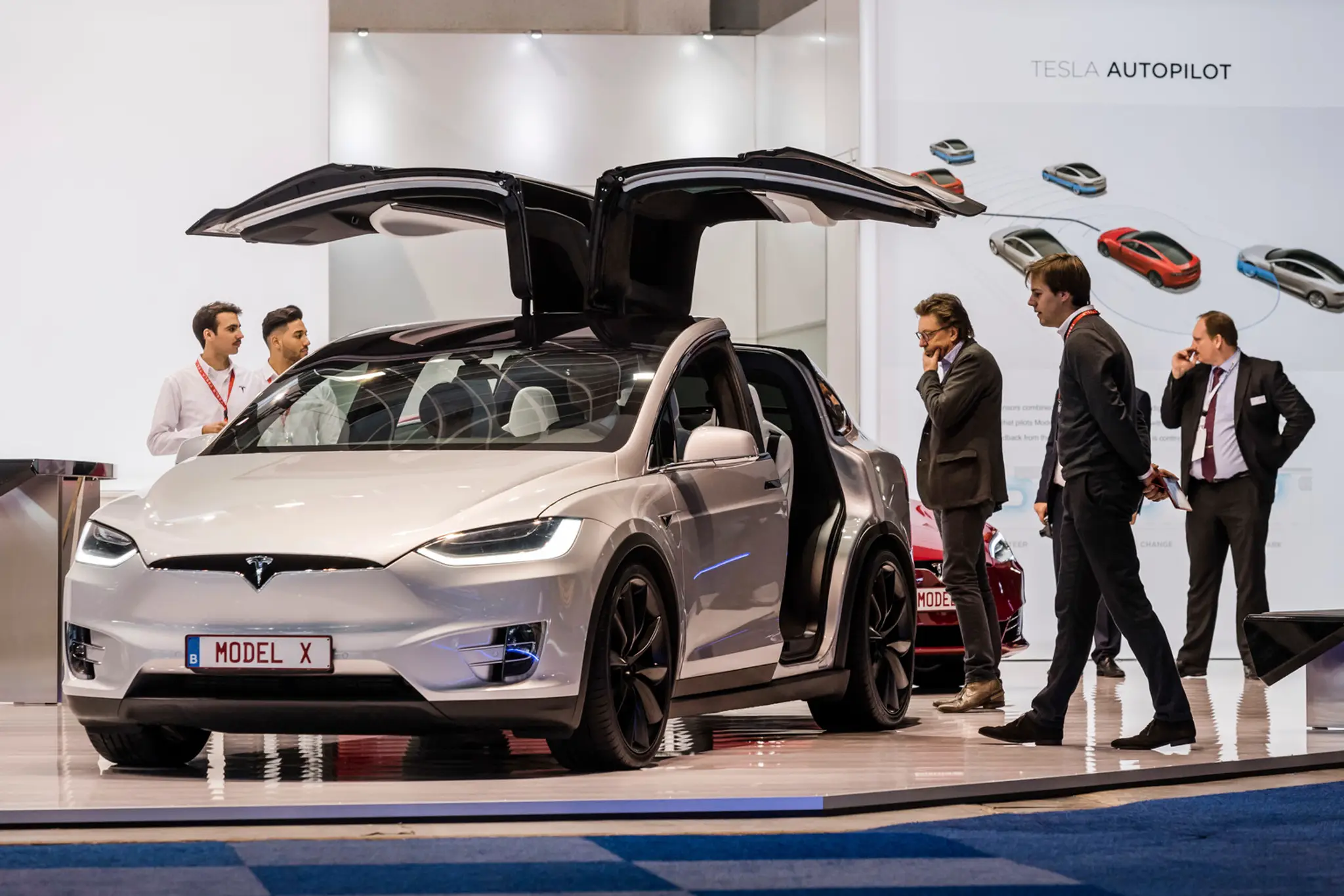 Muži si prezerajú automobil Tesla Model X