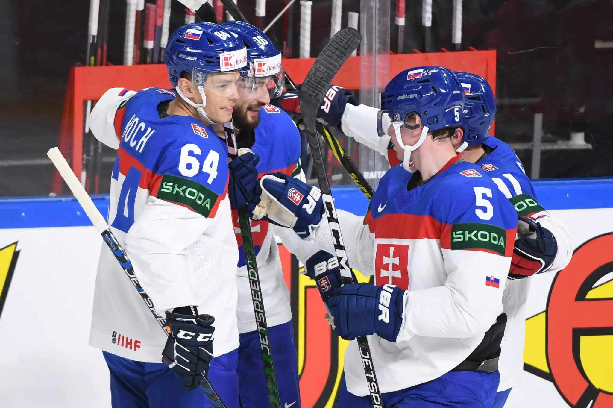 Slovenskí hokejisti sa tešia z gólu Róberta Lantošiho (druhý vľavo) na 3:0 v zápase na MS 2023.