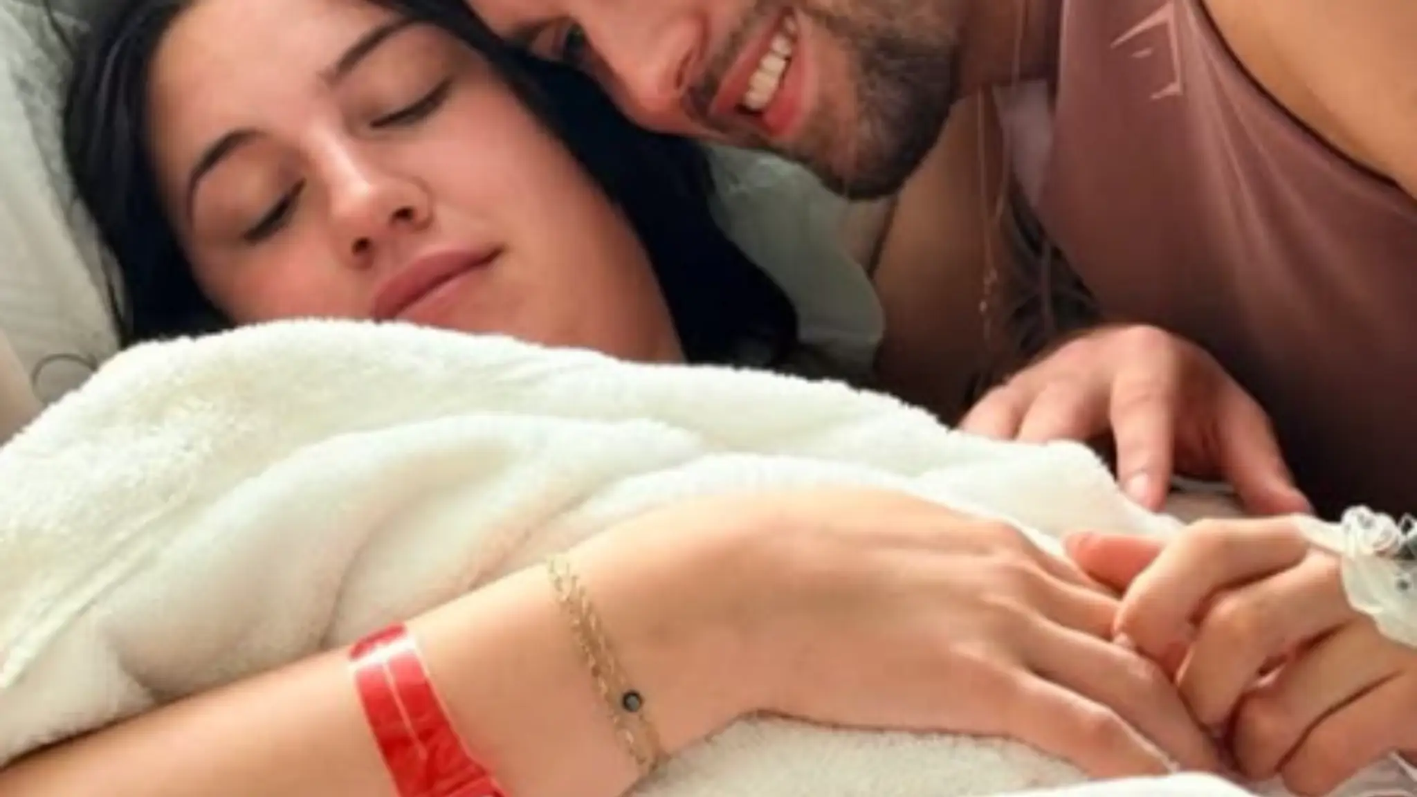 Zach Noble zo šou Love Island sa stal otcom.