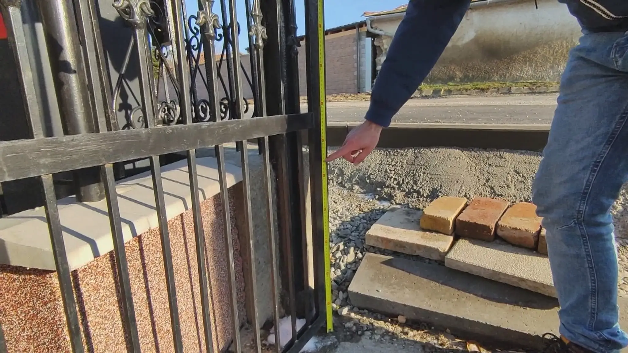 Miestnym ostal pred bránami viac ako polmetorvý zráz.